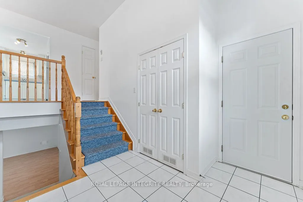 81 Lloydalex Crescent