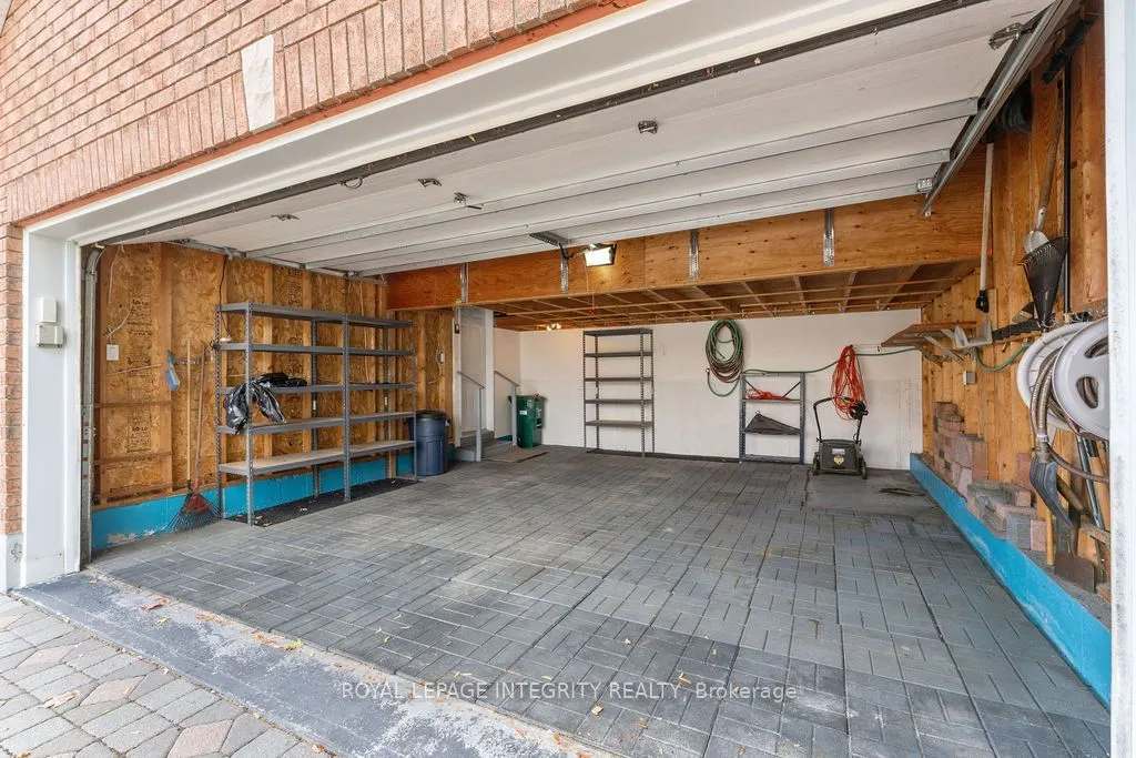 81 Lloydalex Crescent