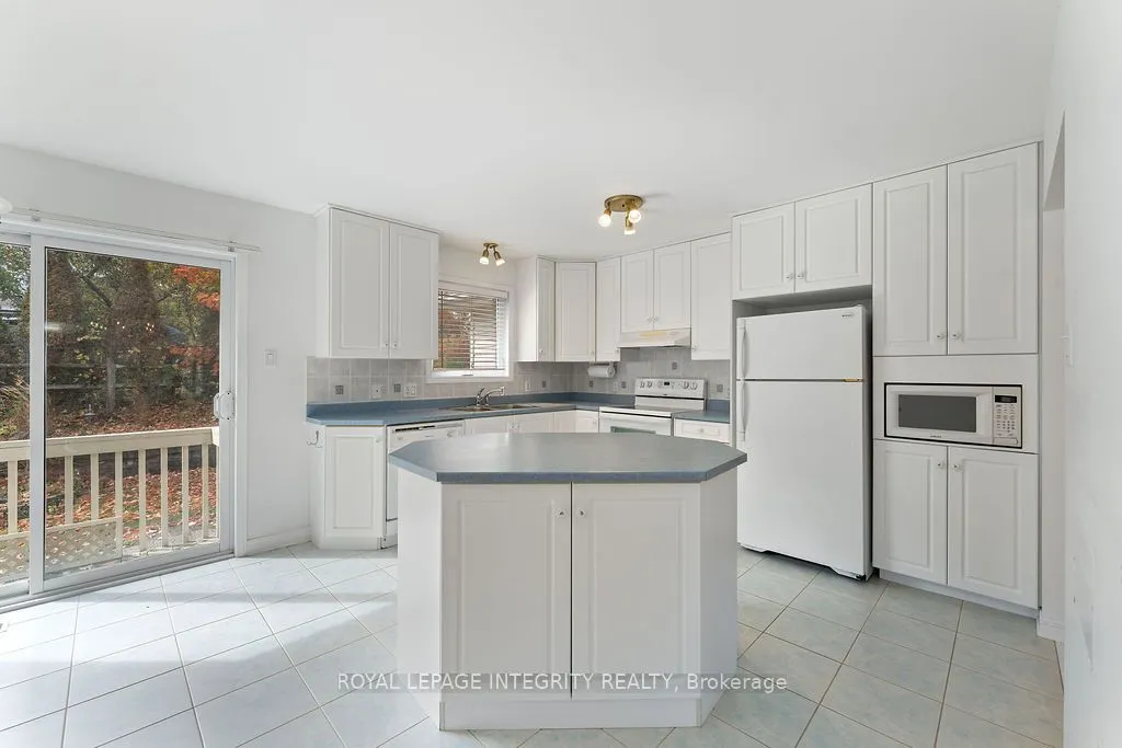 81 Lloydalex Crescent