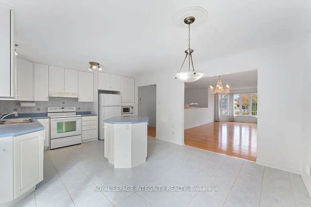 81 Lloydalex Crescent