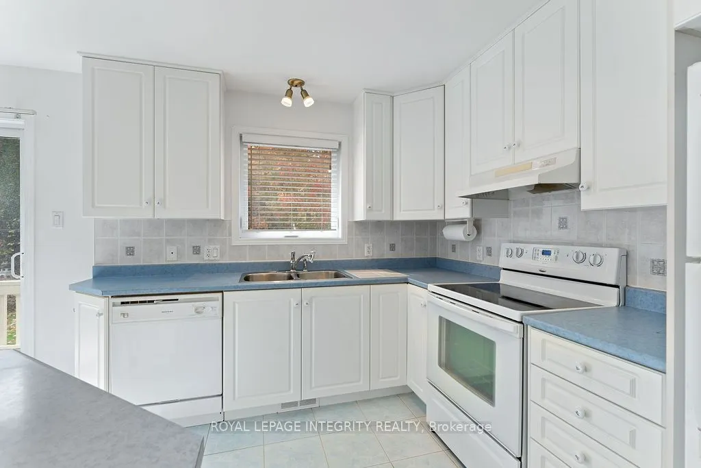 81 Lloydalex Crescent