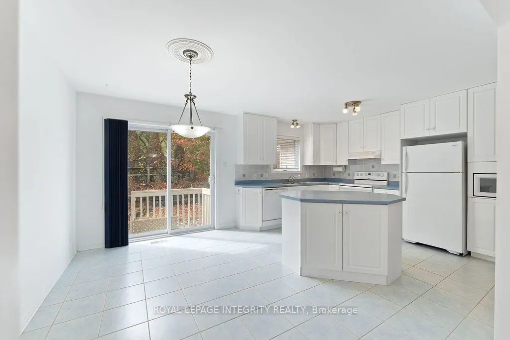 81 Lloydalex Crescent