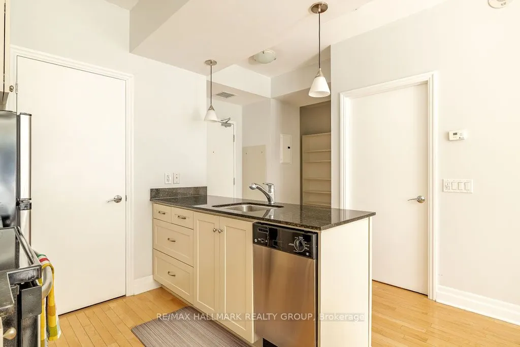 235 Kent Street, #914