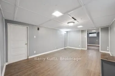 8 Sumac Place N