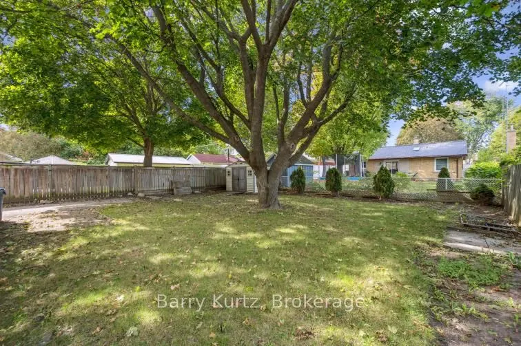 8 Sumac Place N