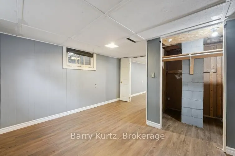 8 Sumac Place N