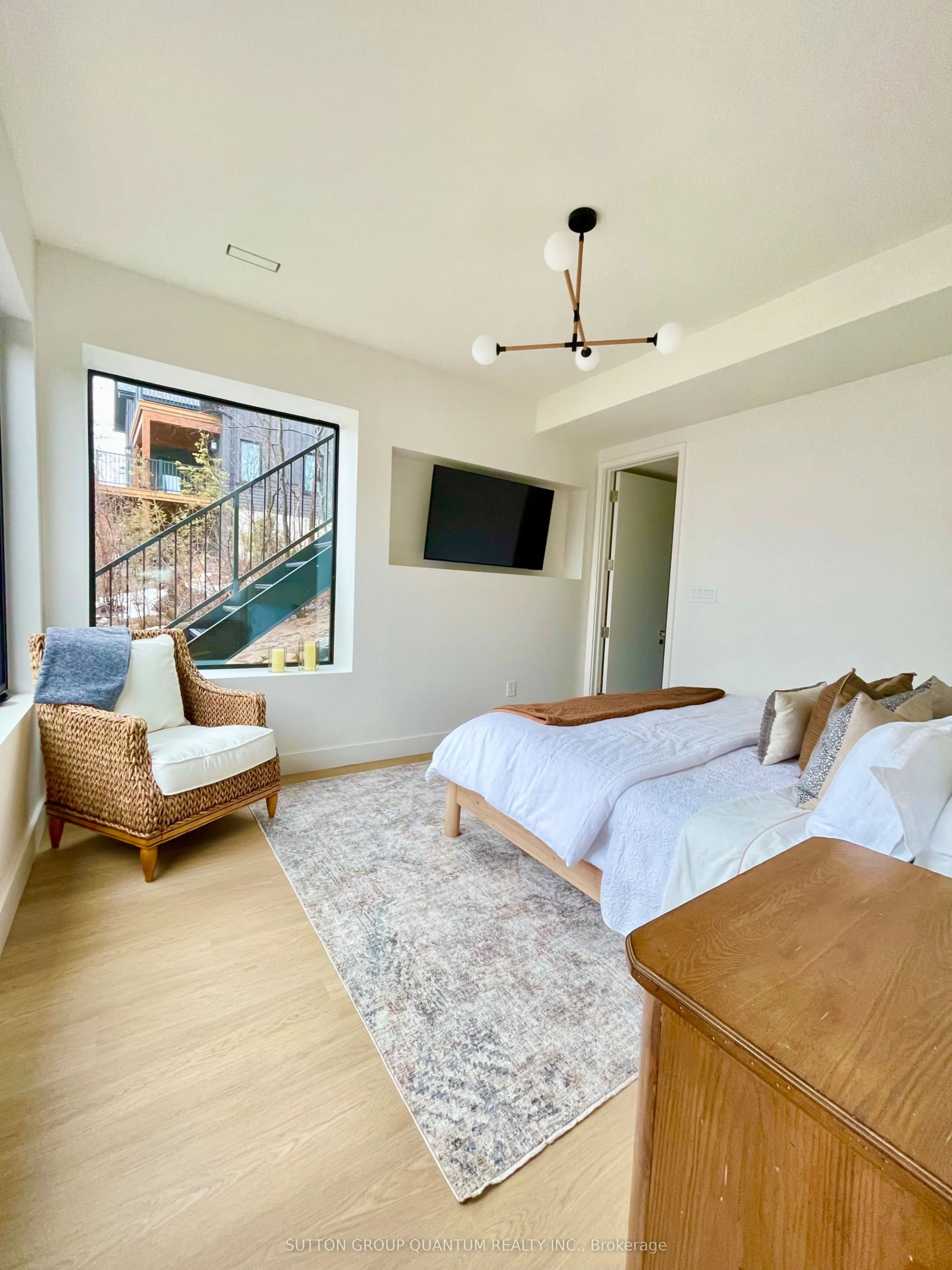 150 Sunset Boulevard