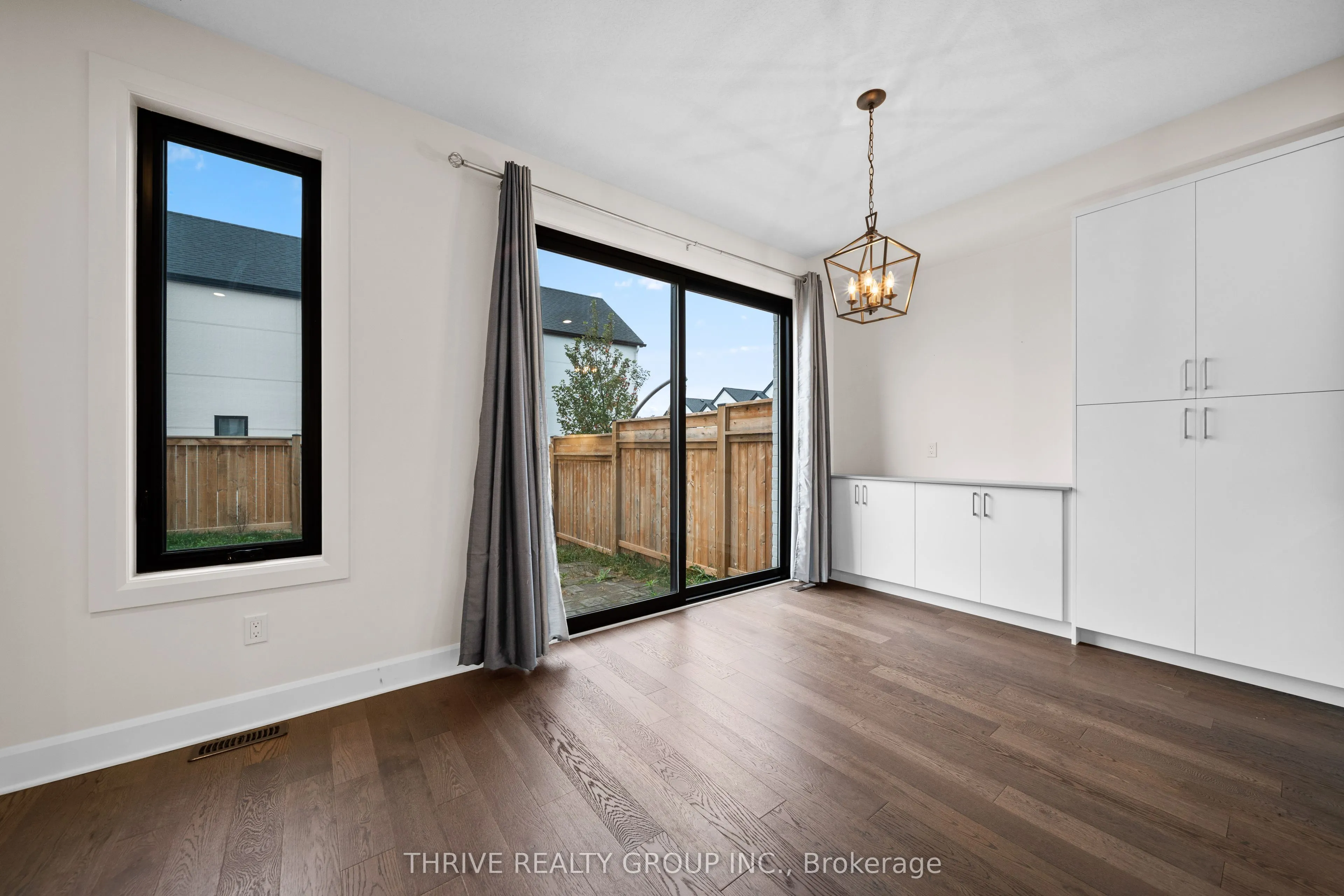 947 UPPERPOINT Avenue