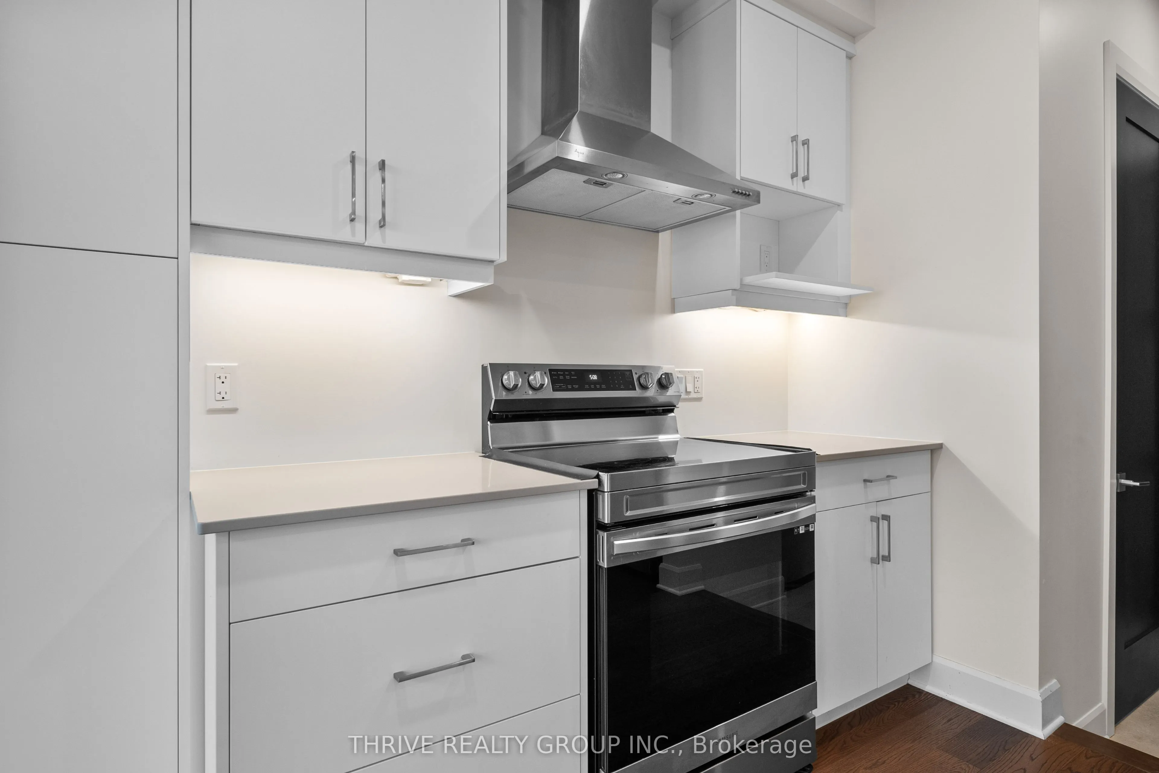 947 UPPERPOINT Avenue