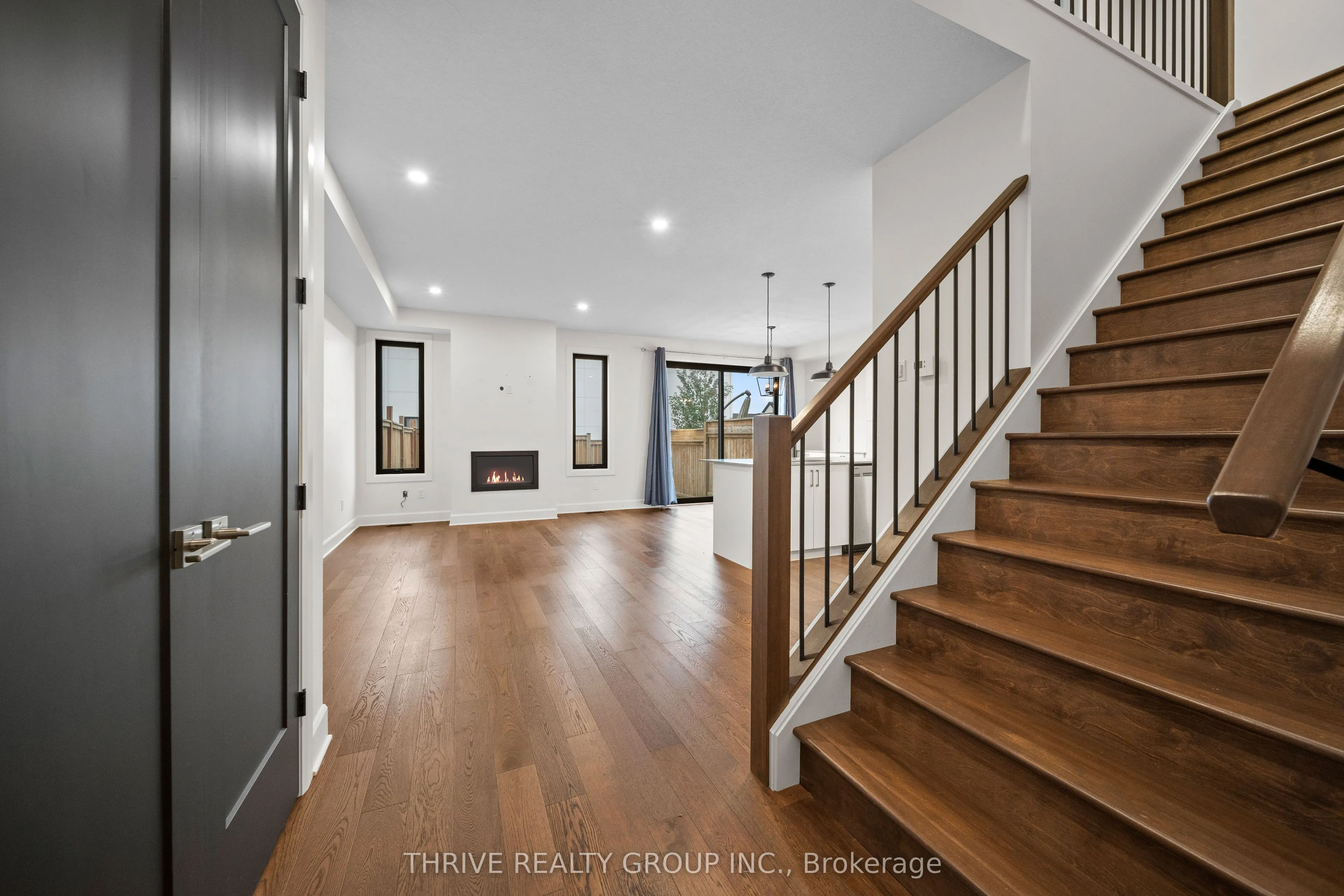 947 UPPERPOINT Avenue