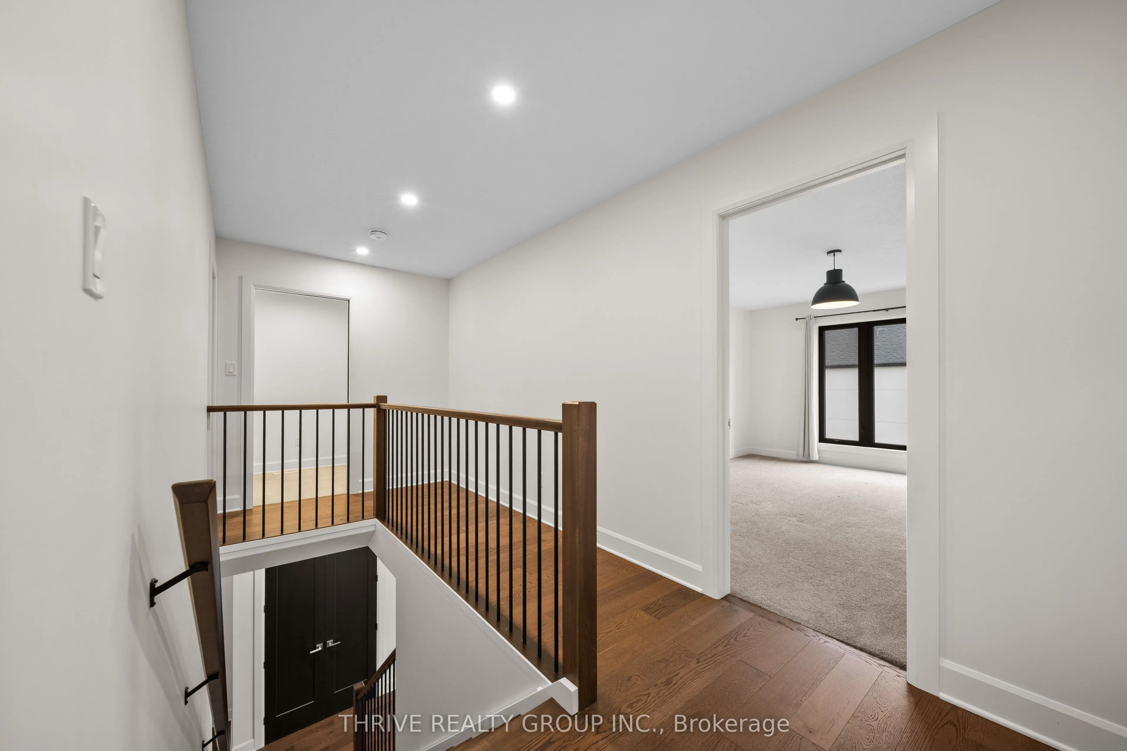947 UPPERPOINT Avenue