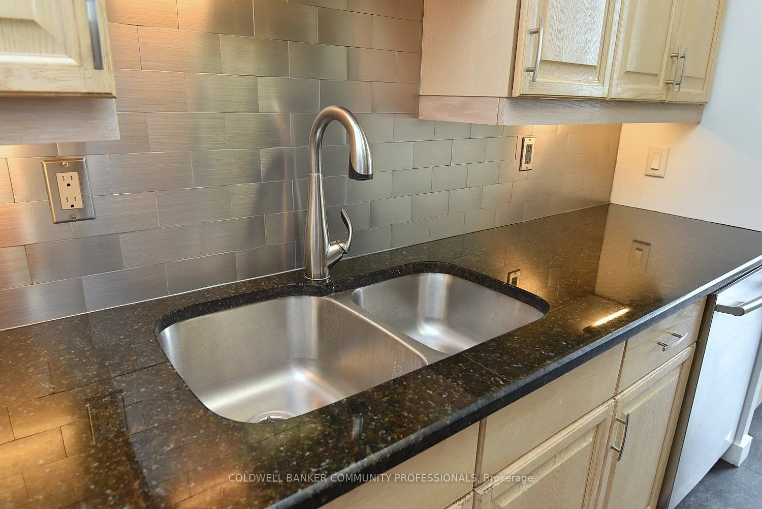 222 Jackson Street W, #606