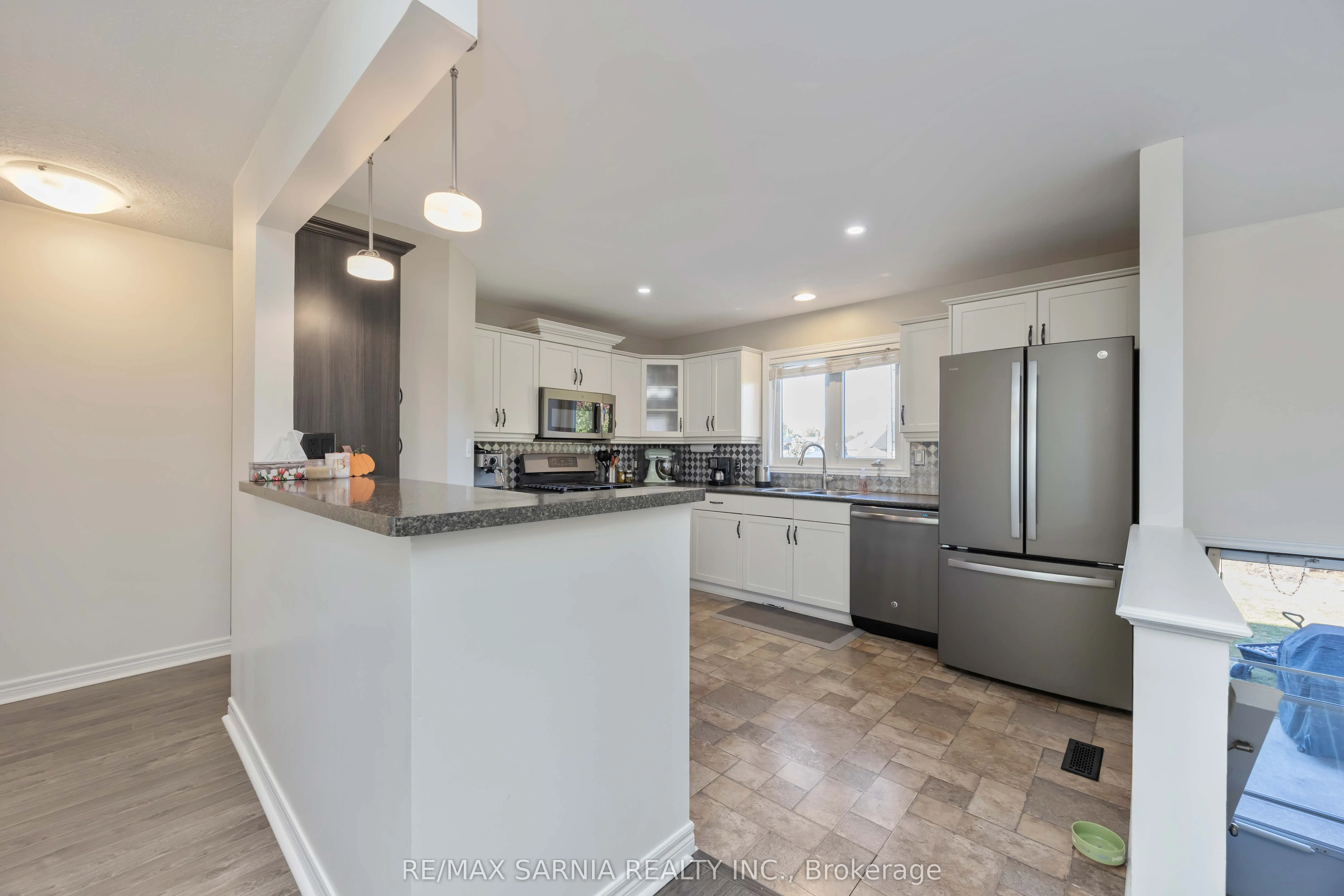 621 Graycliff Drive W