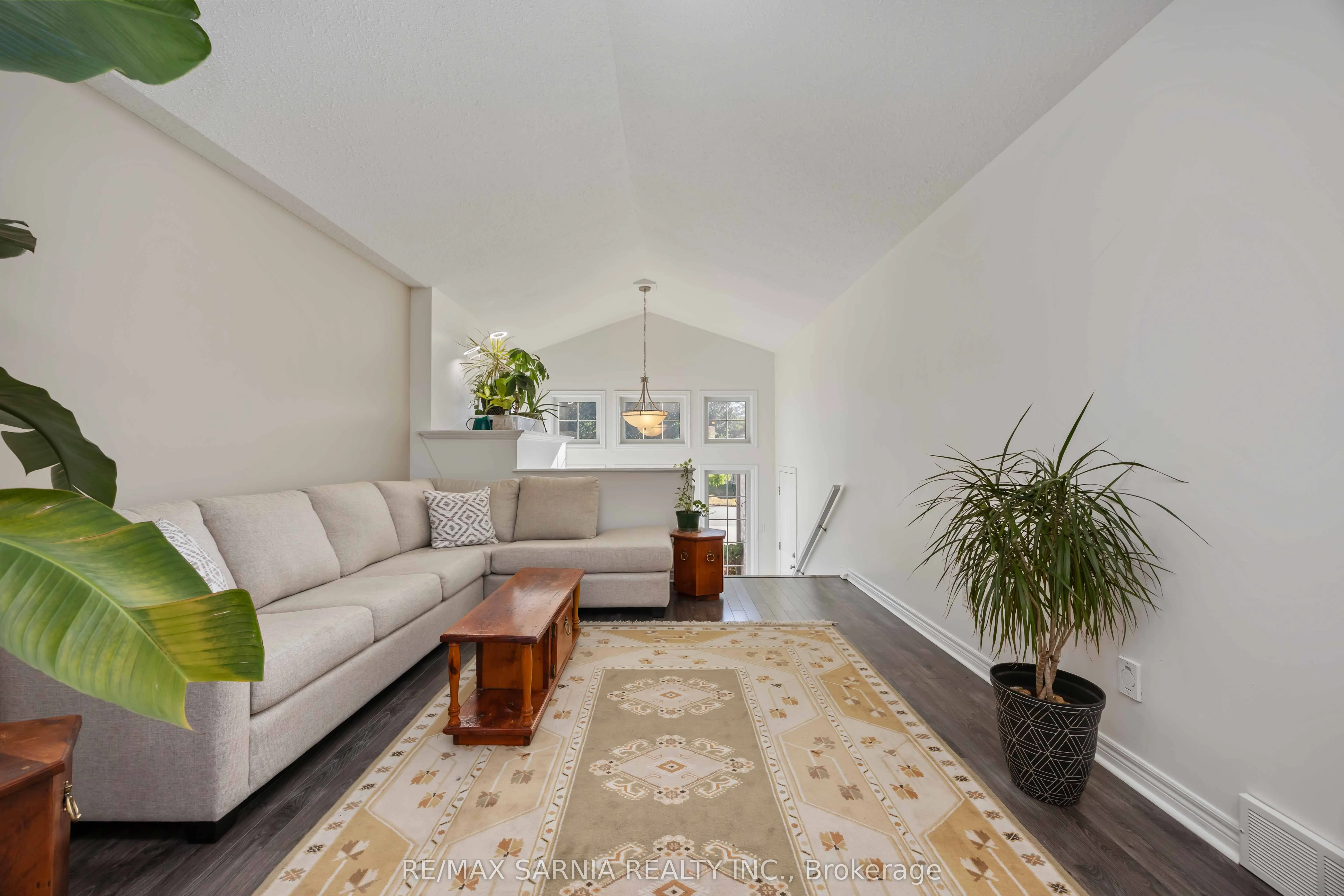 621 Graycliff Drive W