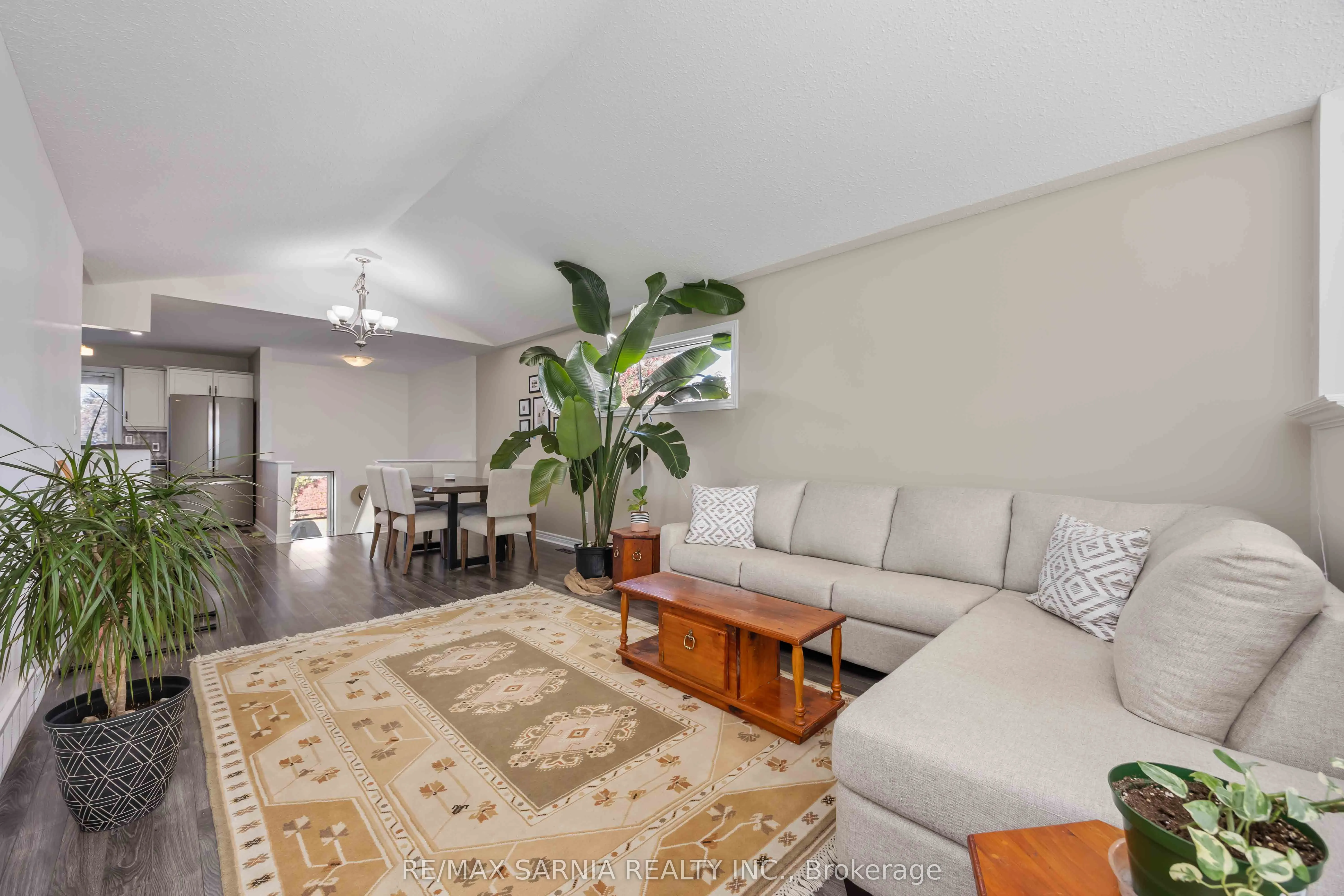 621 Graycliff Drive W