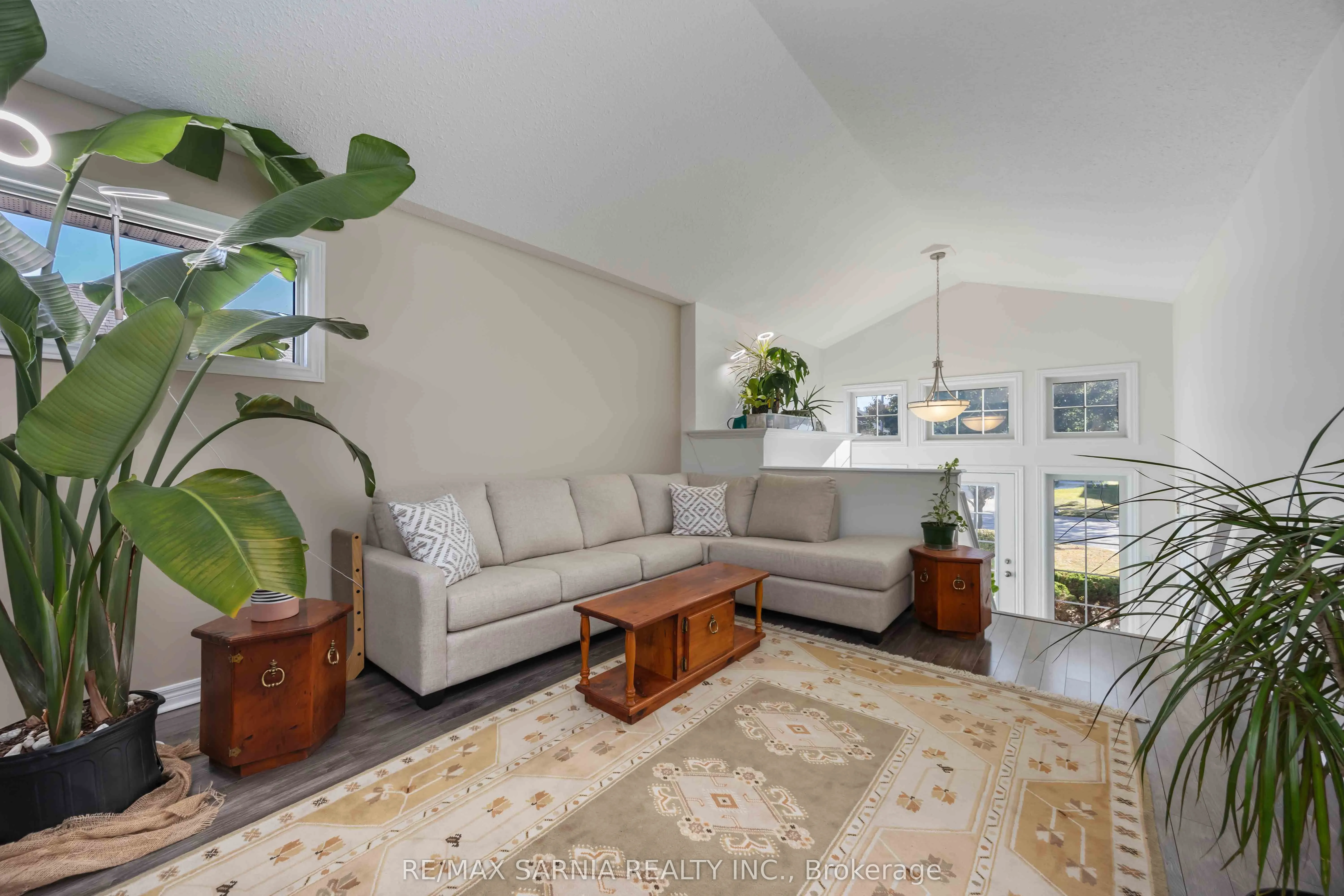 621 Graycliff Drive W
