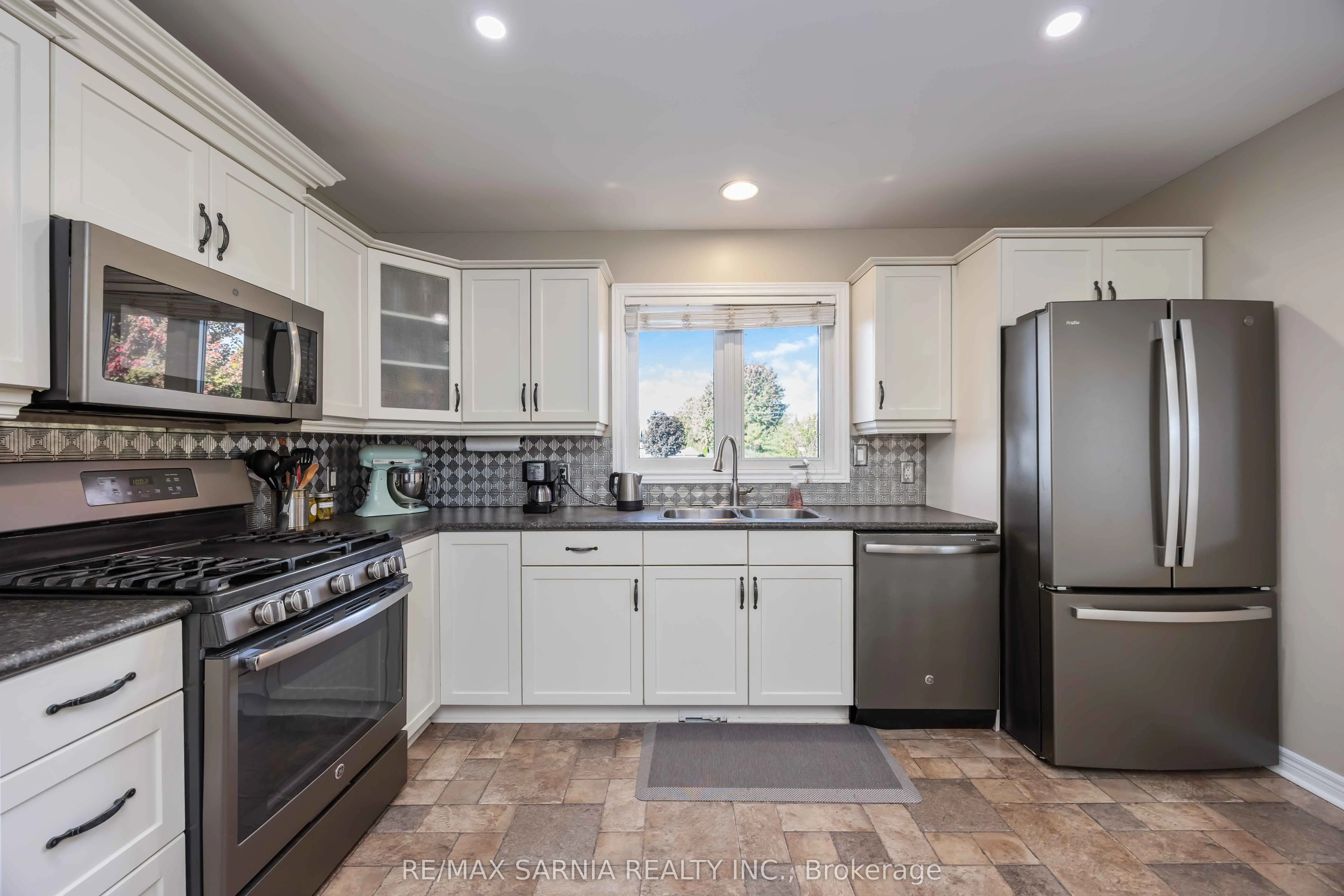 621 Graycliff Drive W