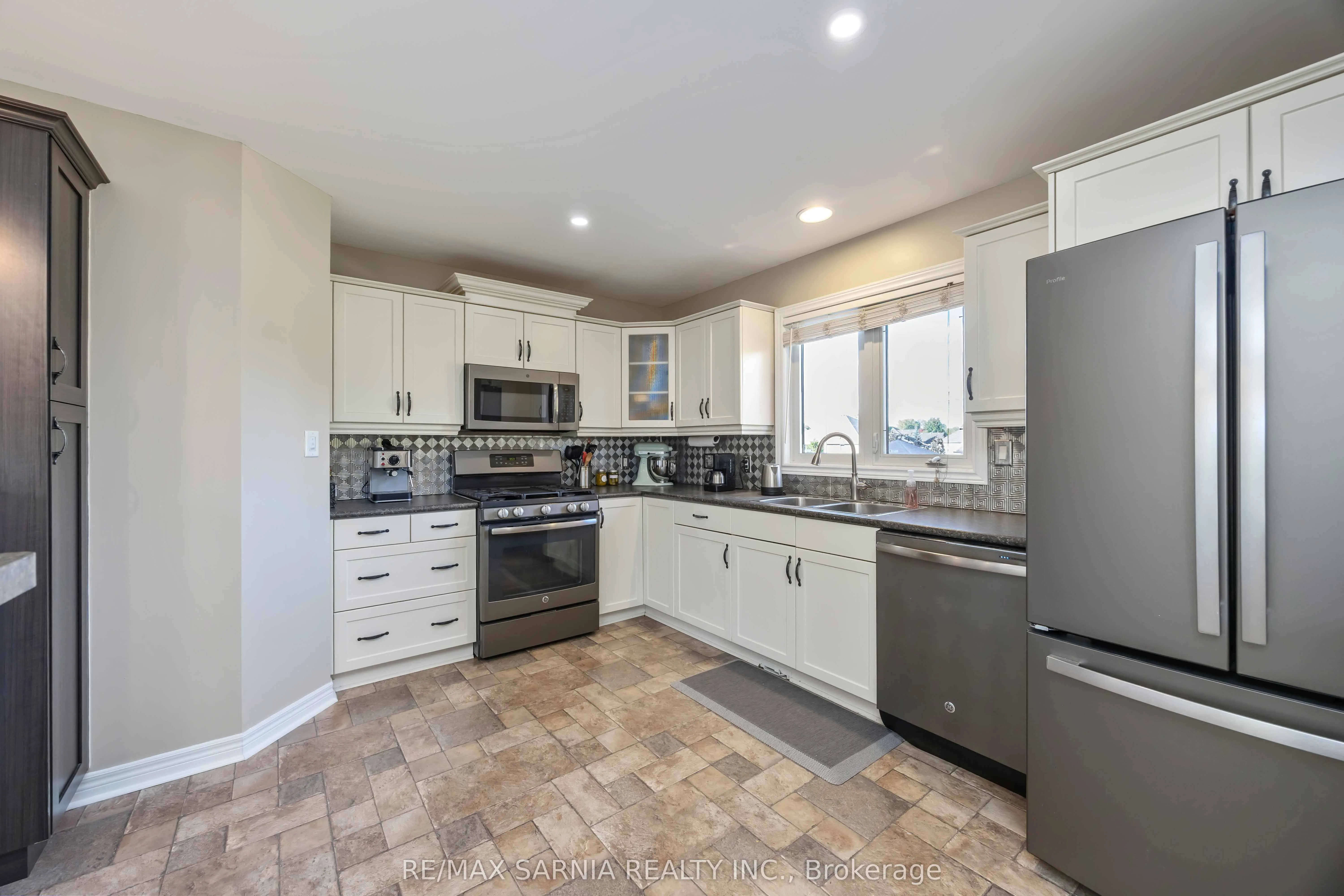 621 Graycliff Drive W
