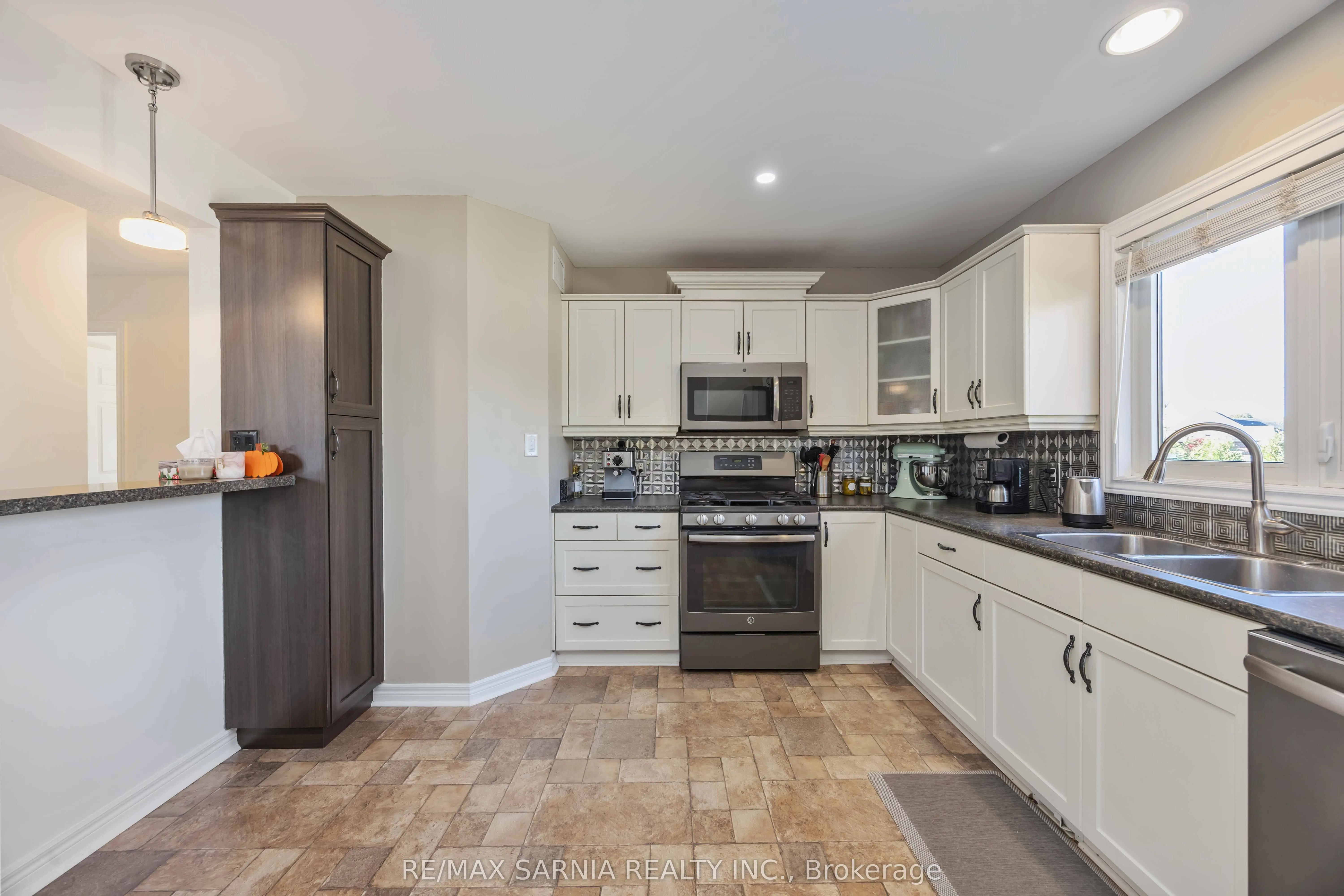 621 Graycliff Drive W