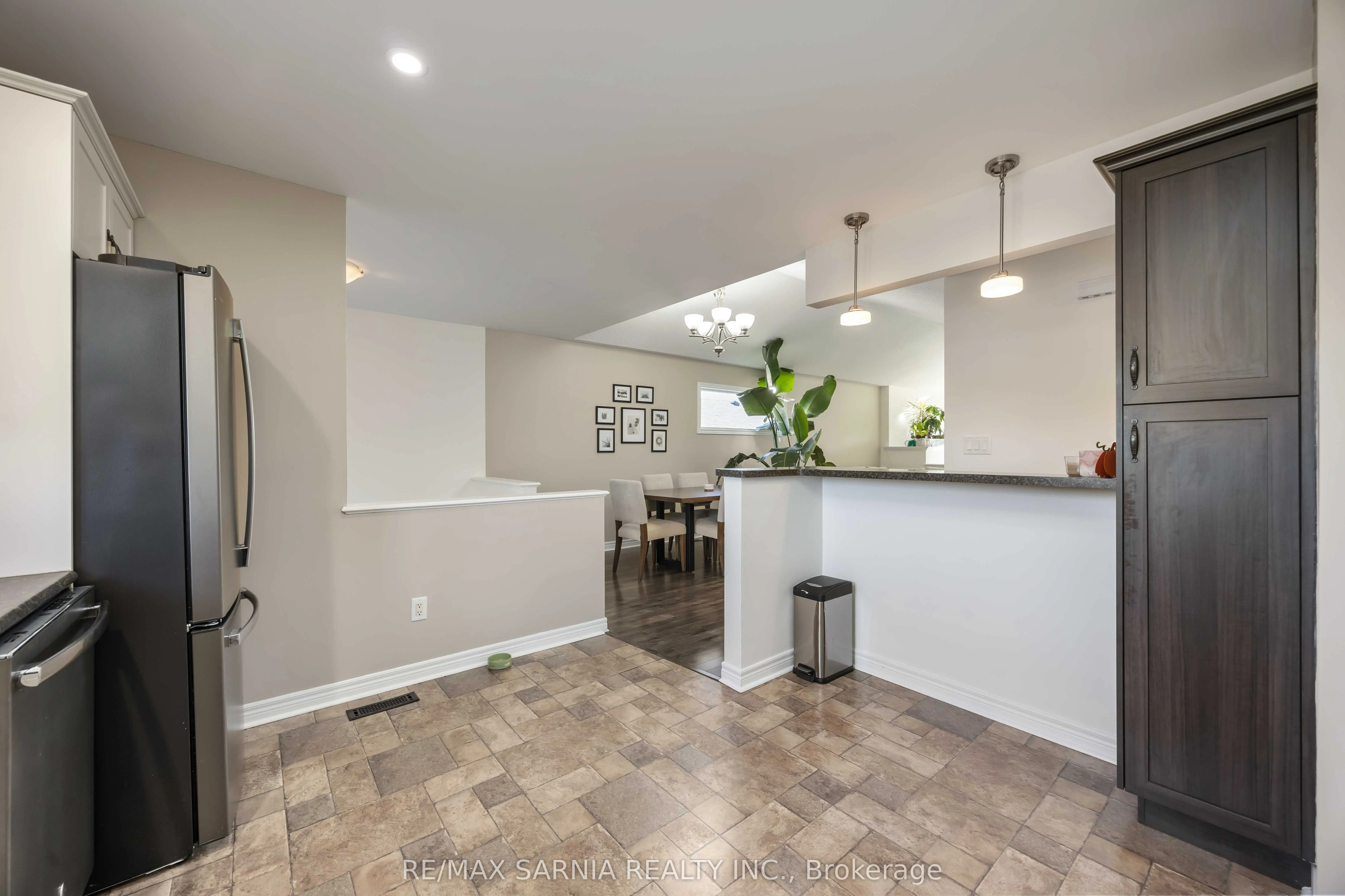 621 Graycliff Drive W