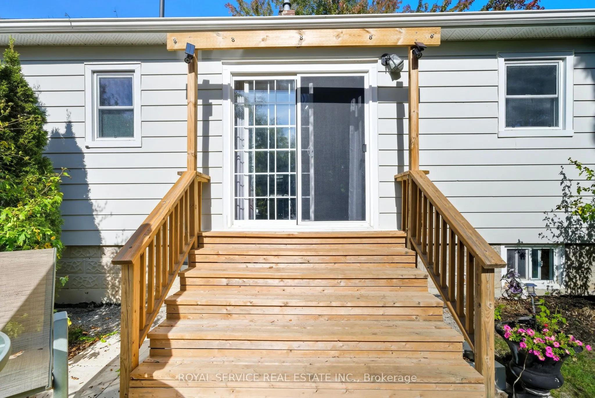 25 King Street W