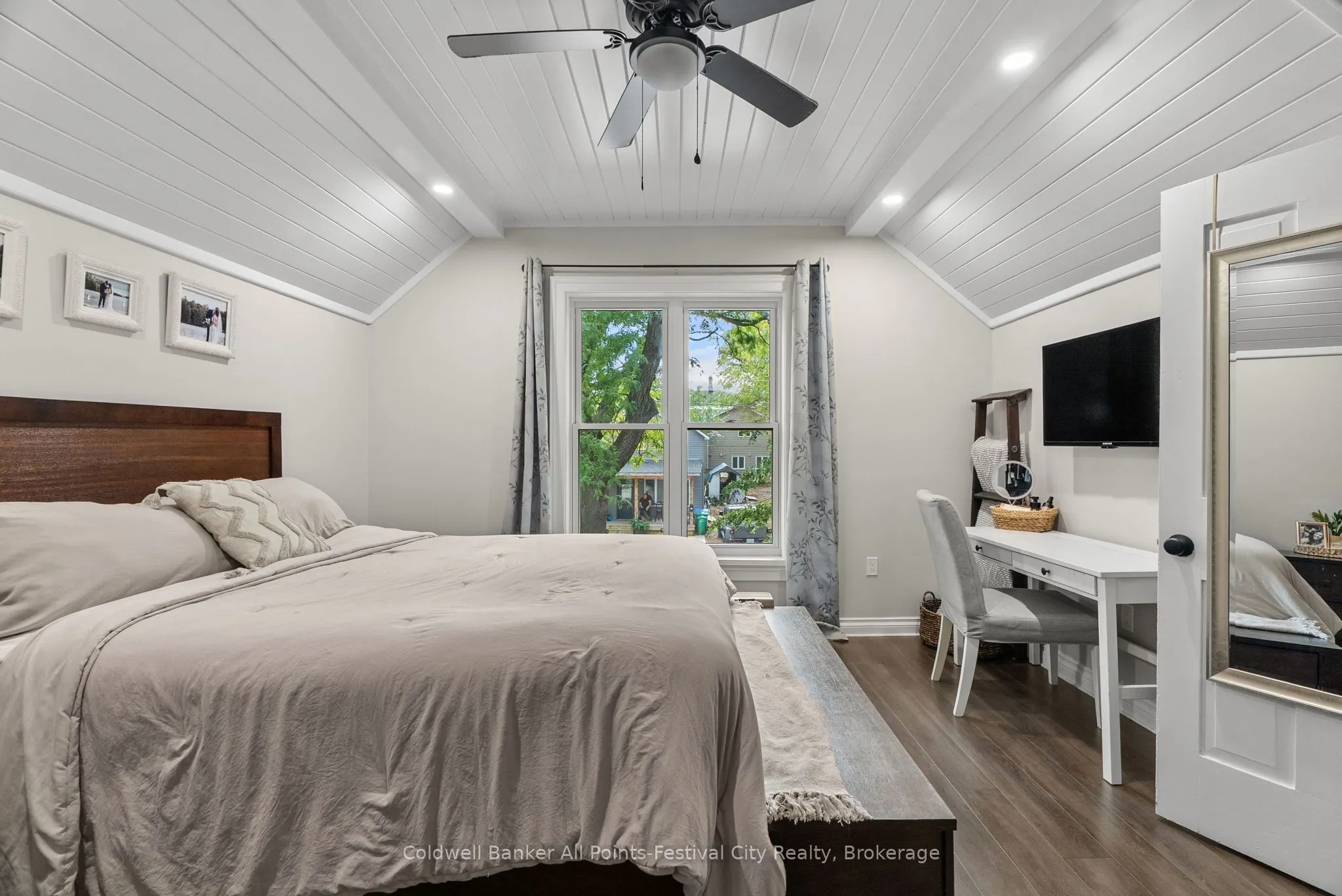 43 Bruce Street E