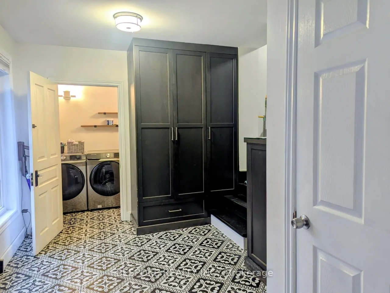 6 Henry Street, #Main/Second Floor