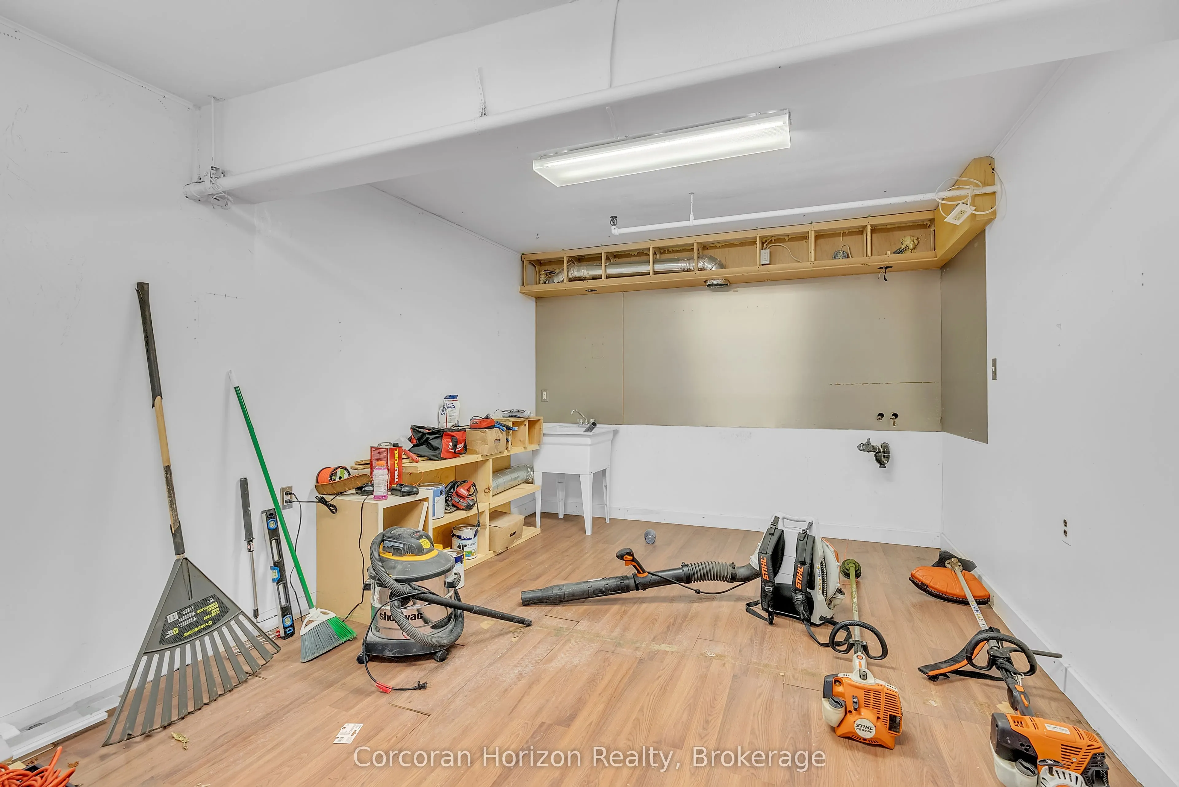 15 WELLINGTON Street N, #B4