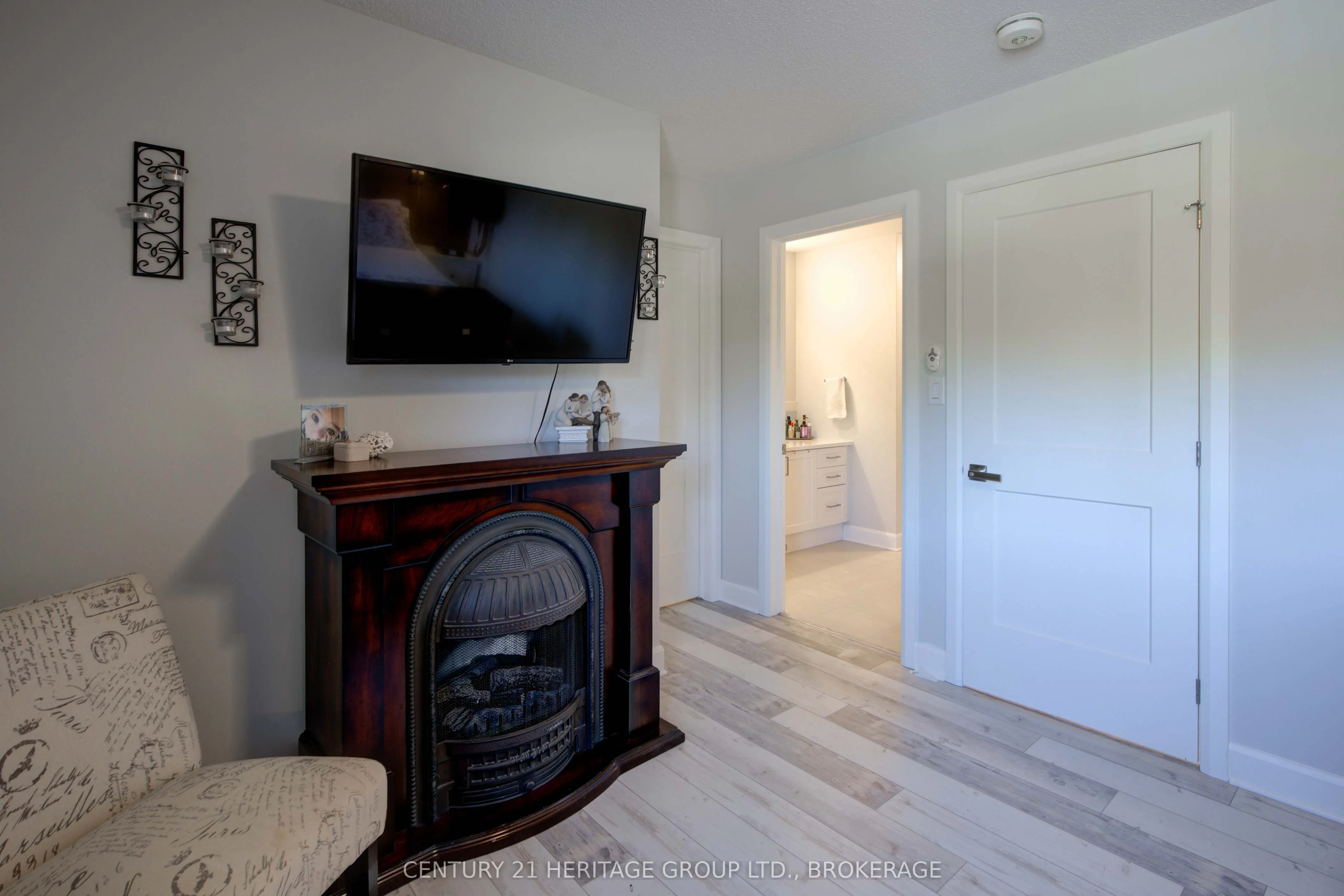 1263 Max Crescent