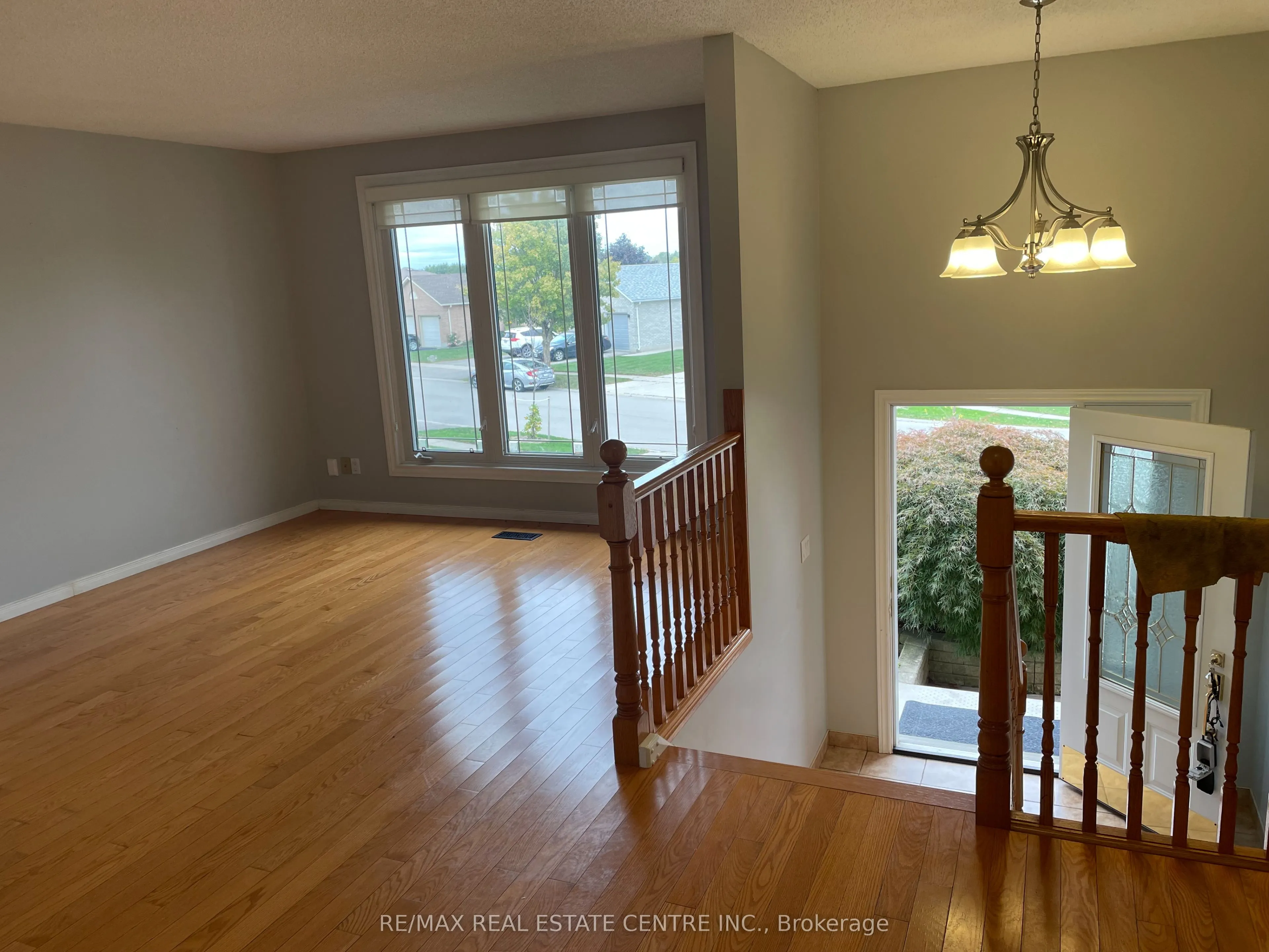 66 HODGINS Crescent
