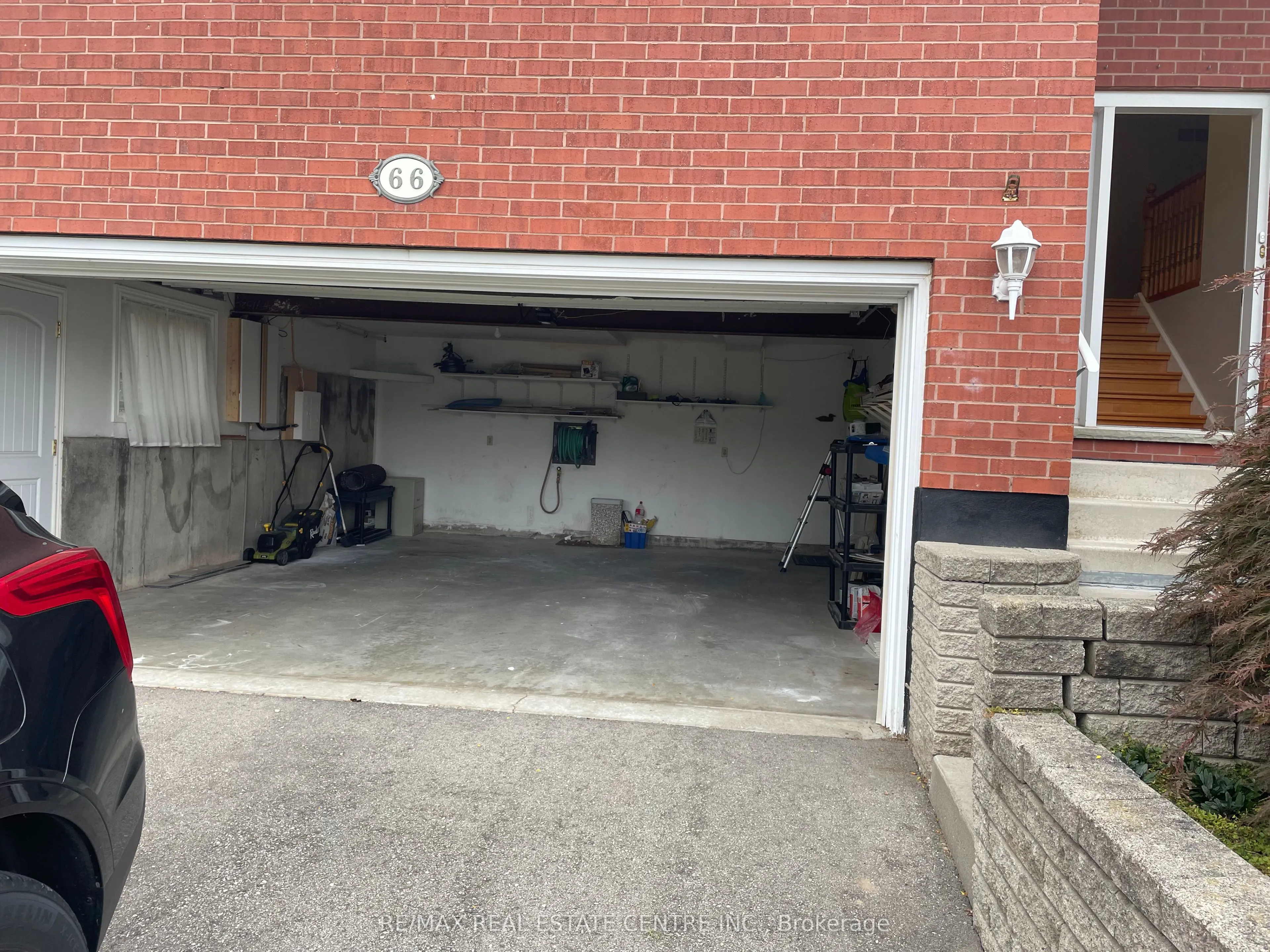 66 HODGINS Crescent