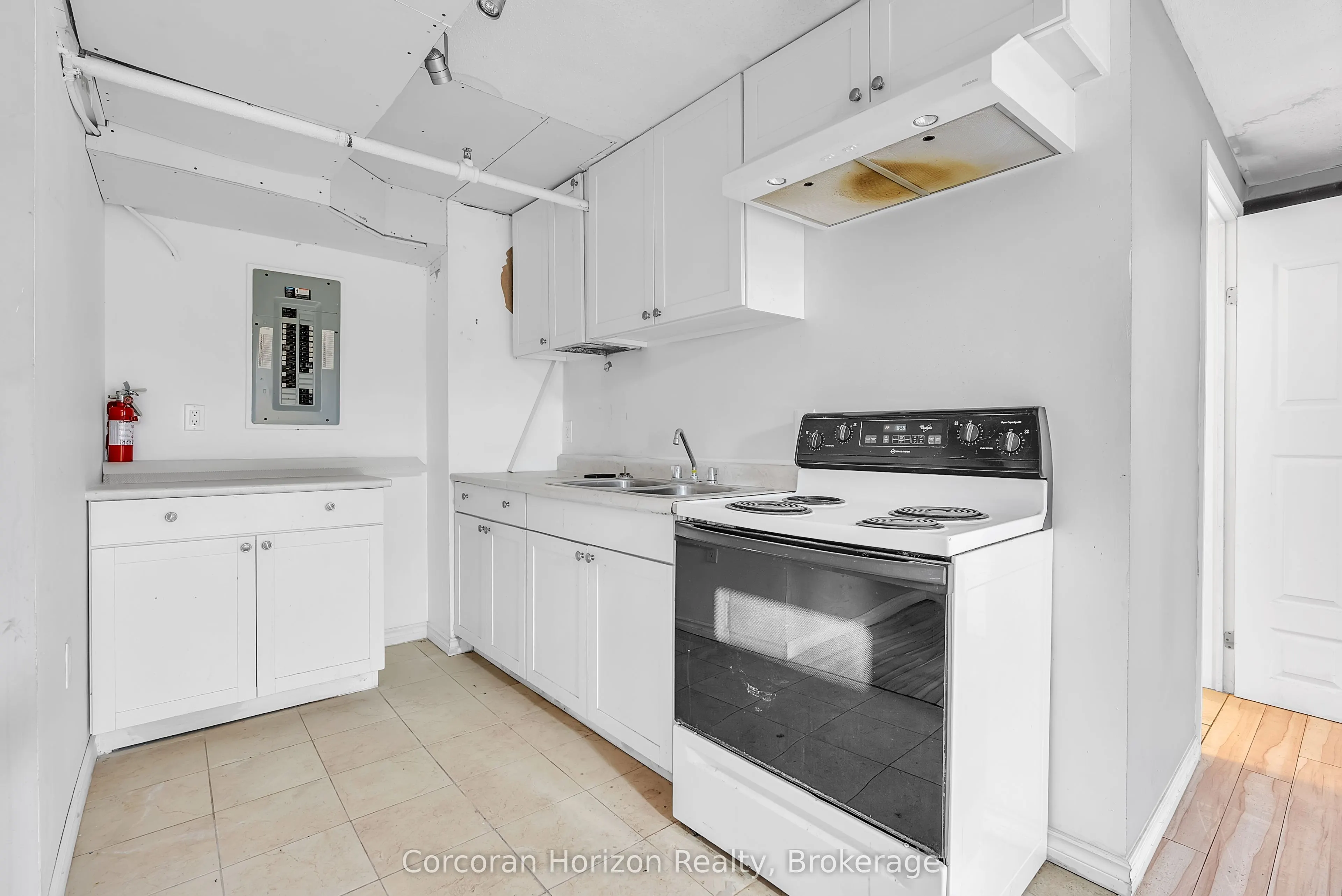 15 WELLINGTON Street N, #L2