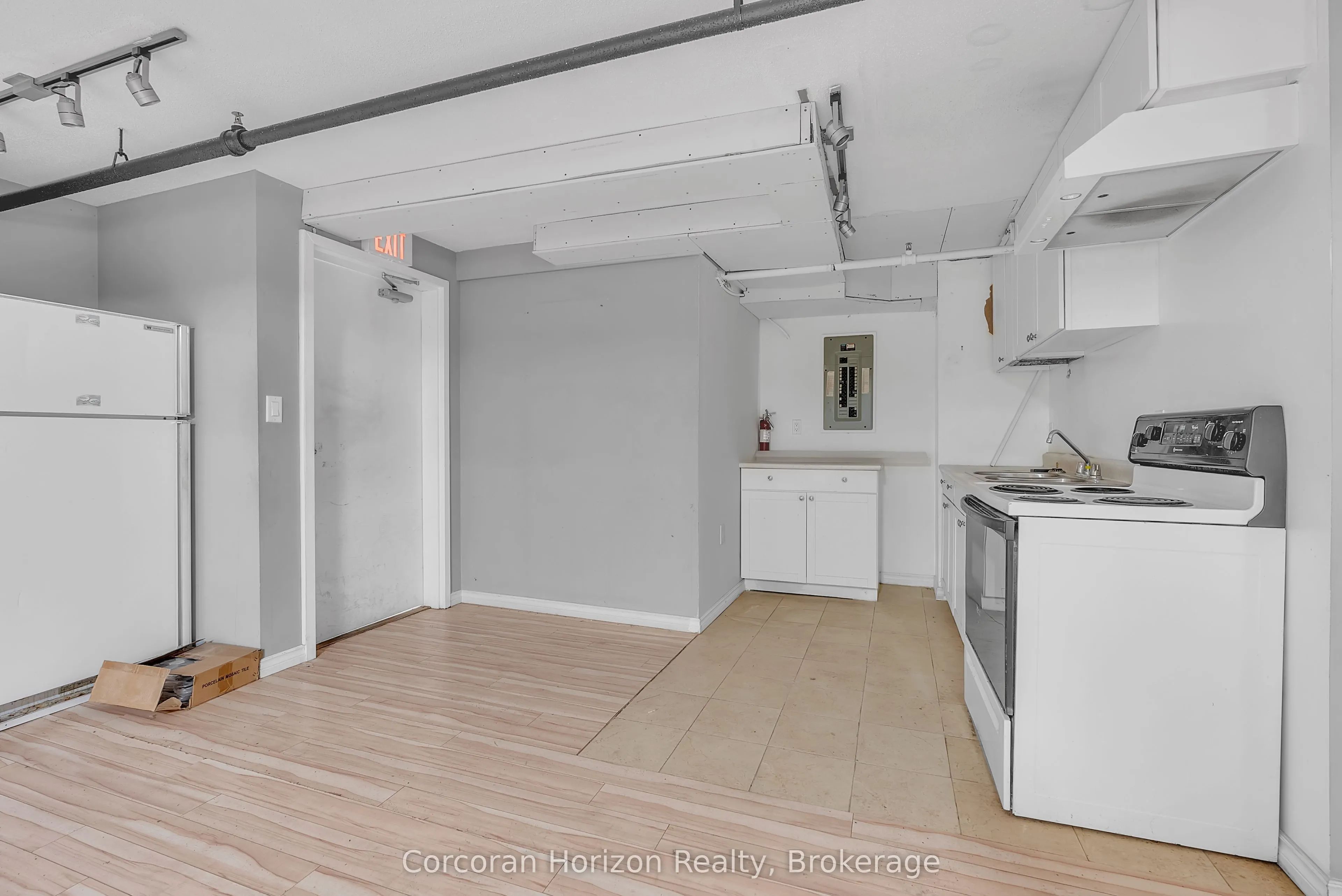 15 WELLINGTON Street N, #L2