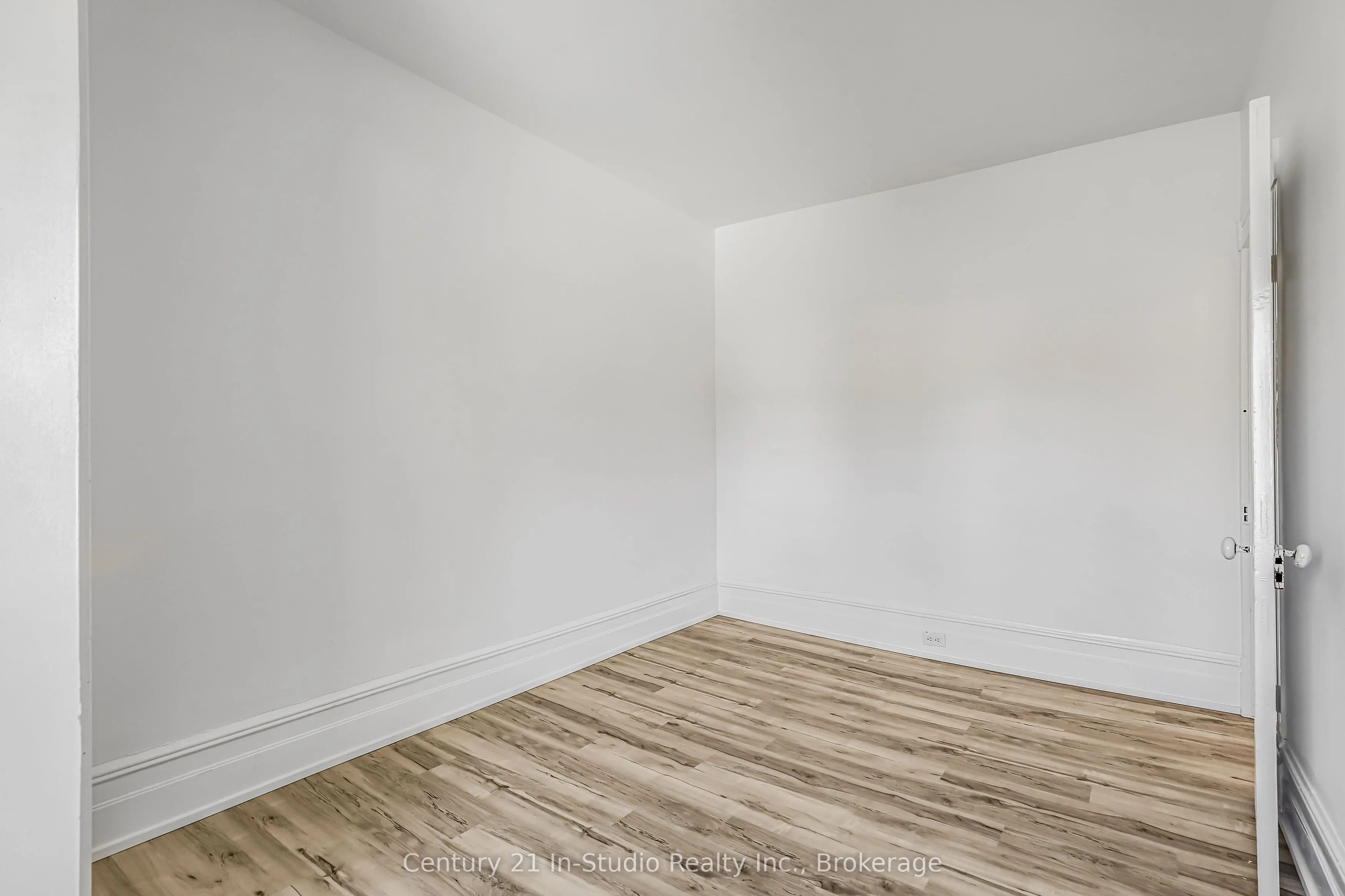 26 Wellington Avenue S