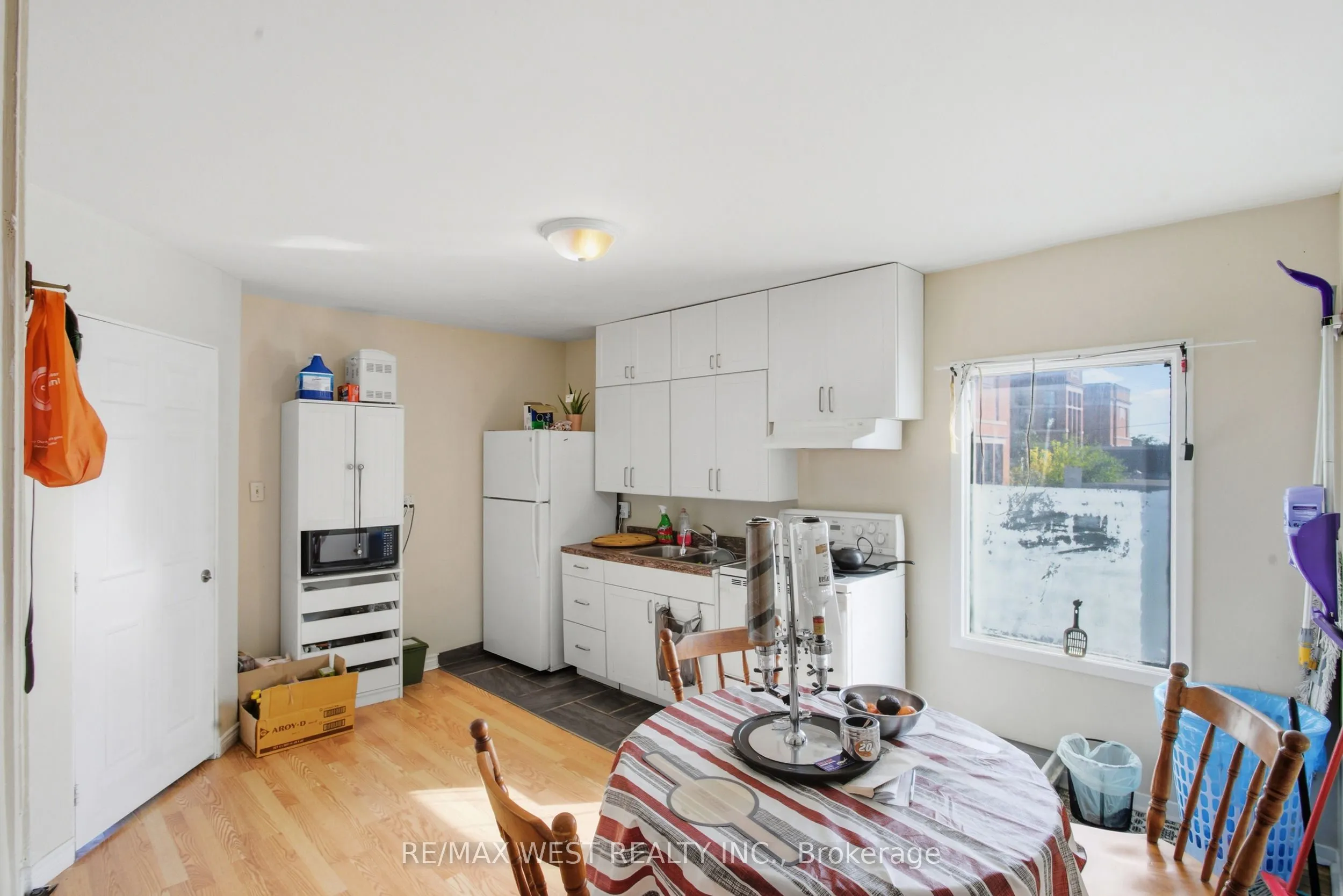 597 Barton Street E