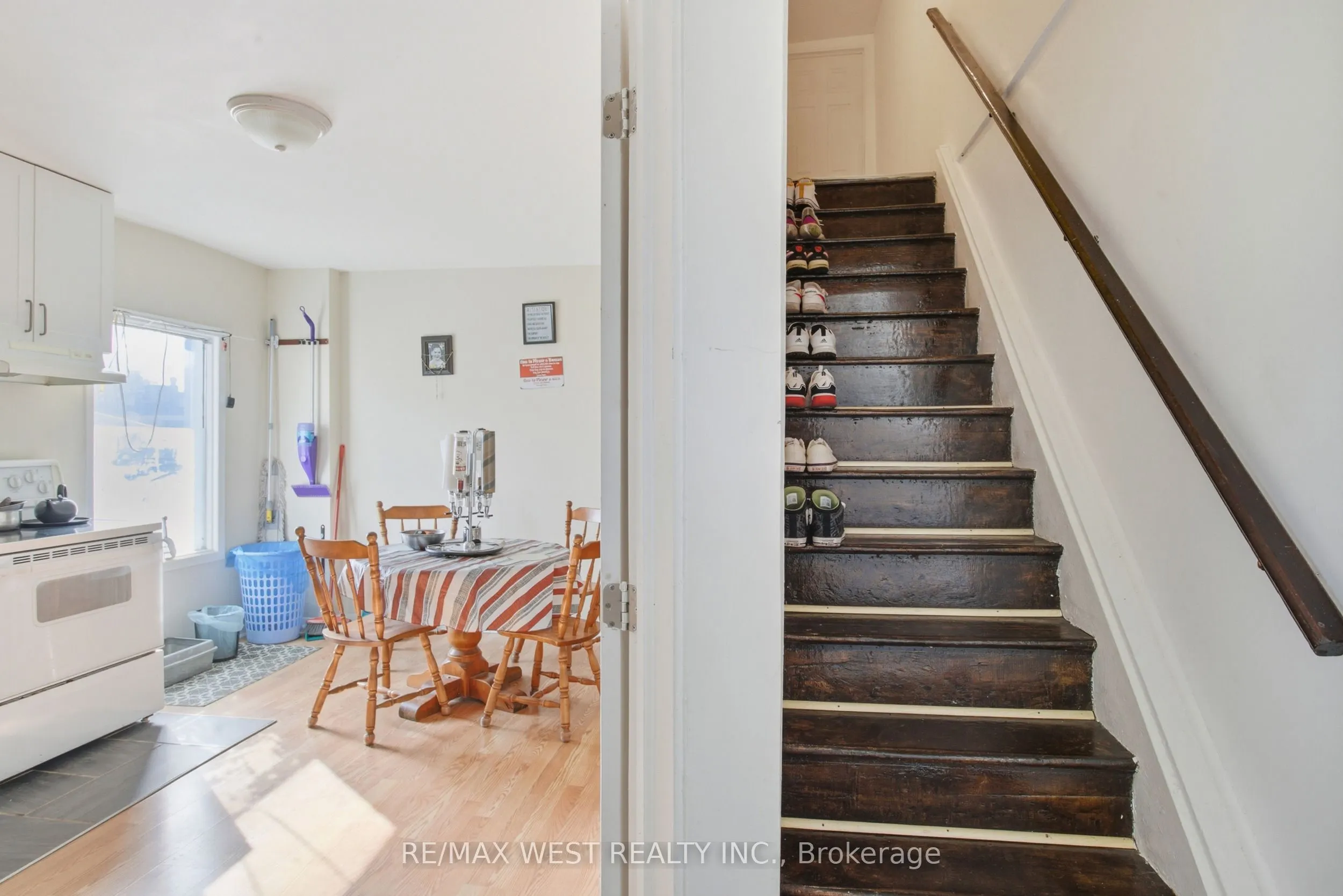 597 Barton Street E