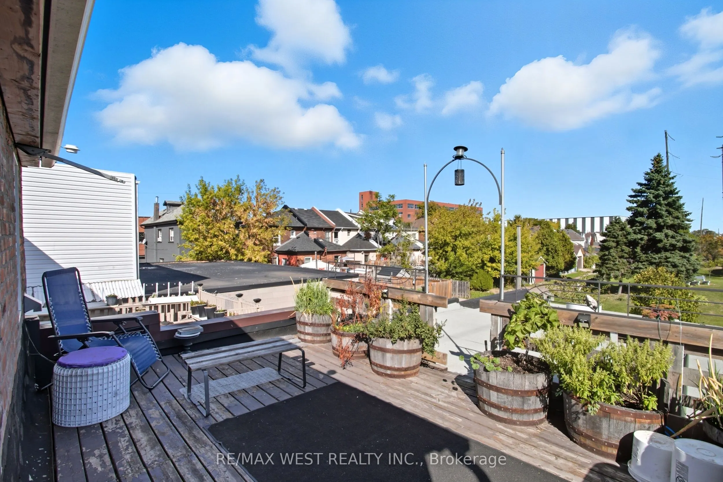 597 Barton Street E