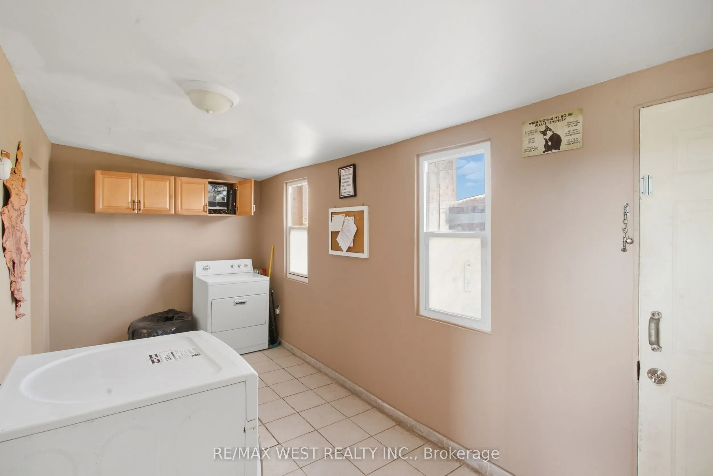 597 Barton Street E