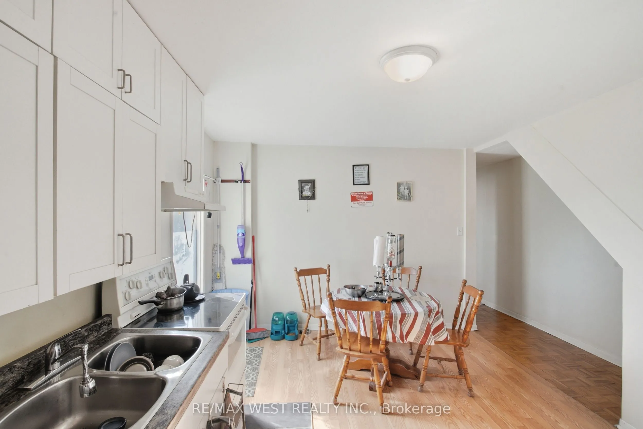 597 Barton Street E