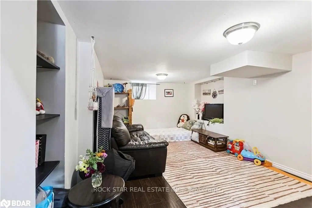 43 Eby Street S