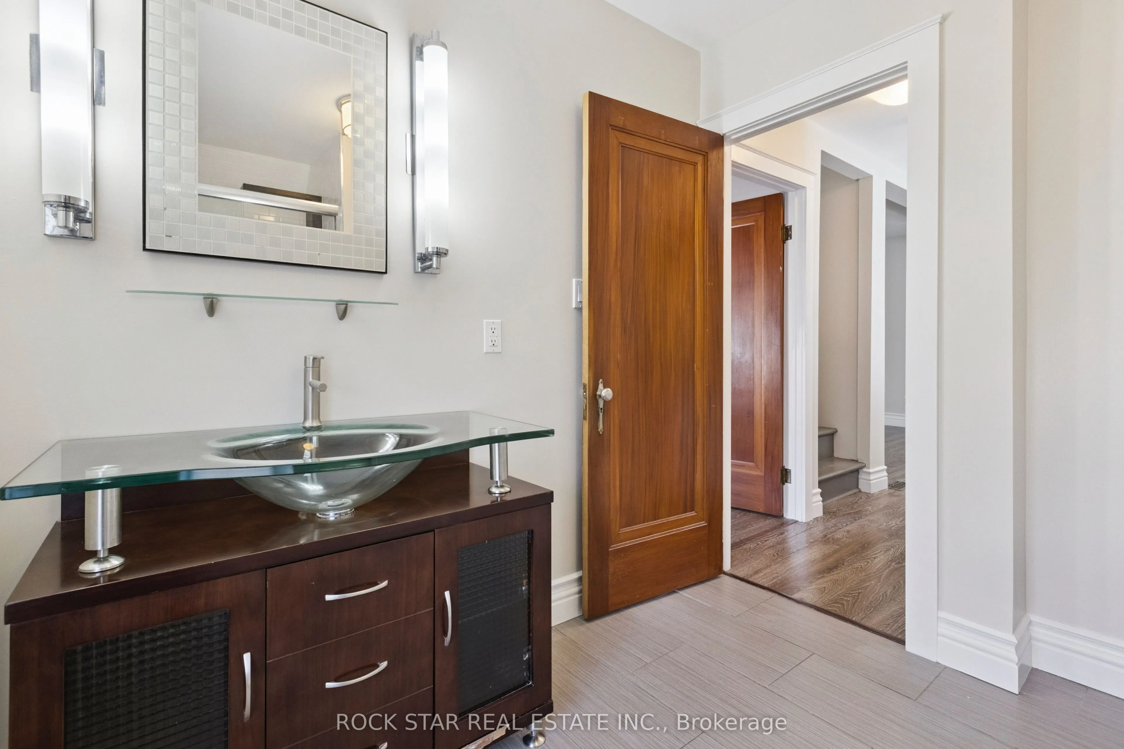 43 Eby Street S