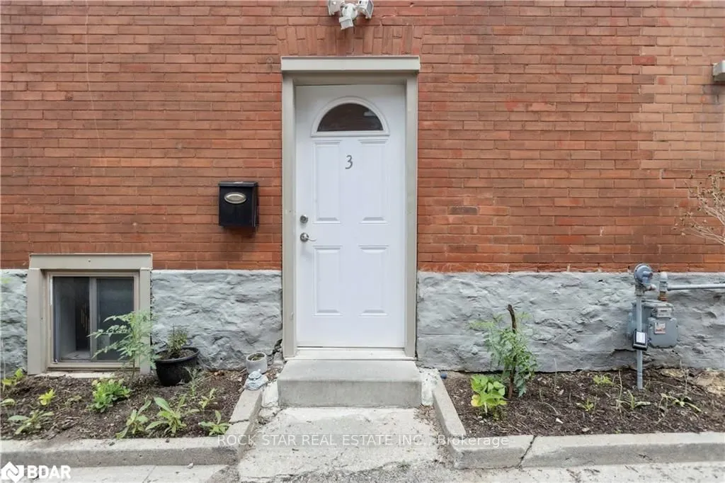 43 Eby Street S