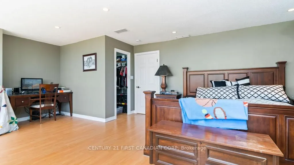 389 Dundas Street, #2207
