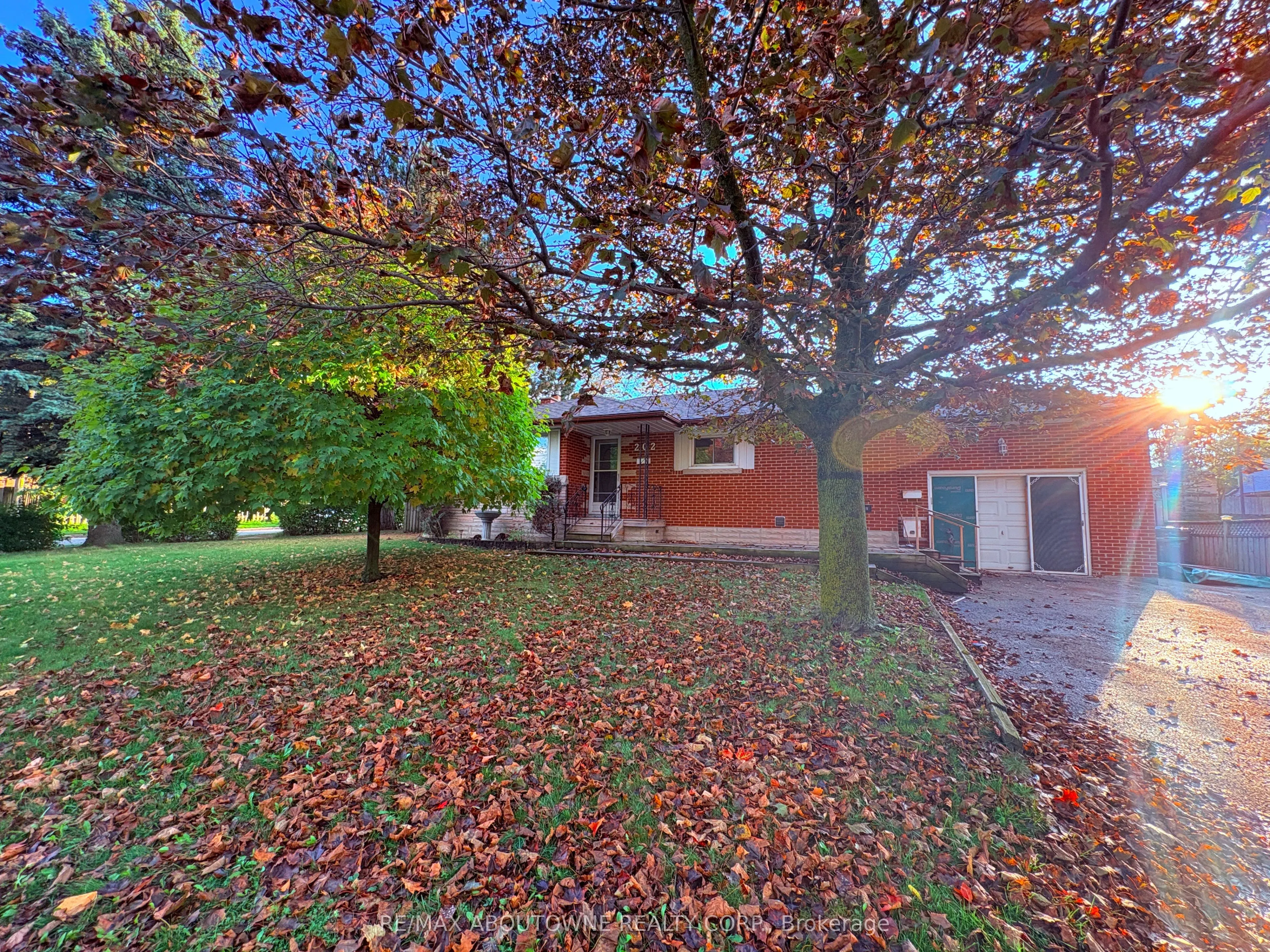 202 Victoria Road N, #Basement