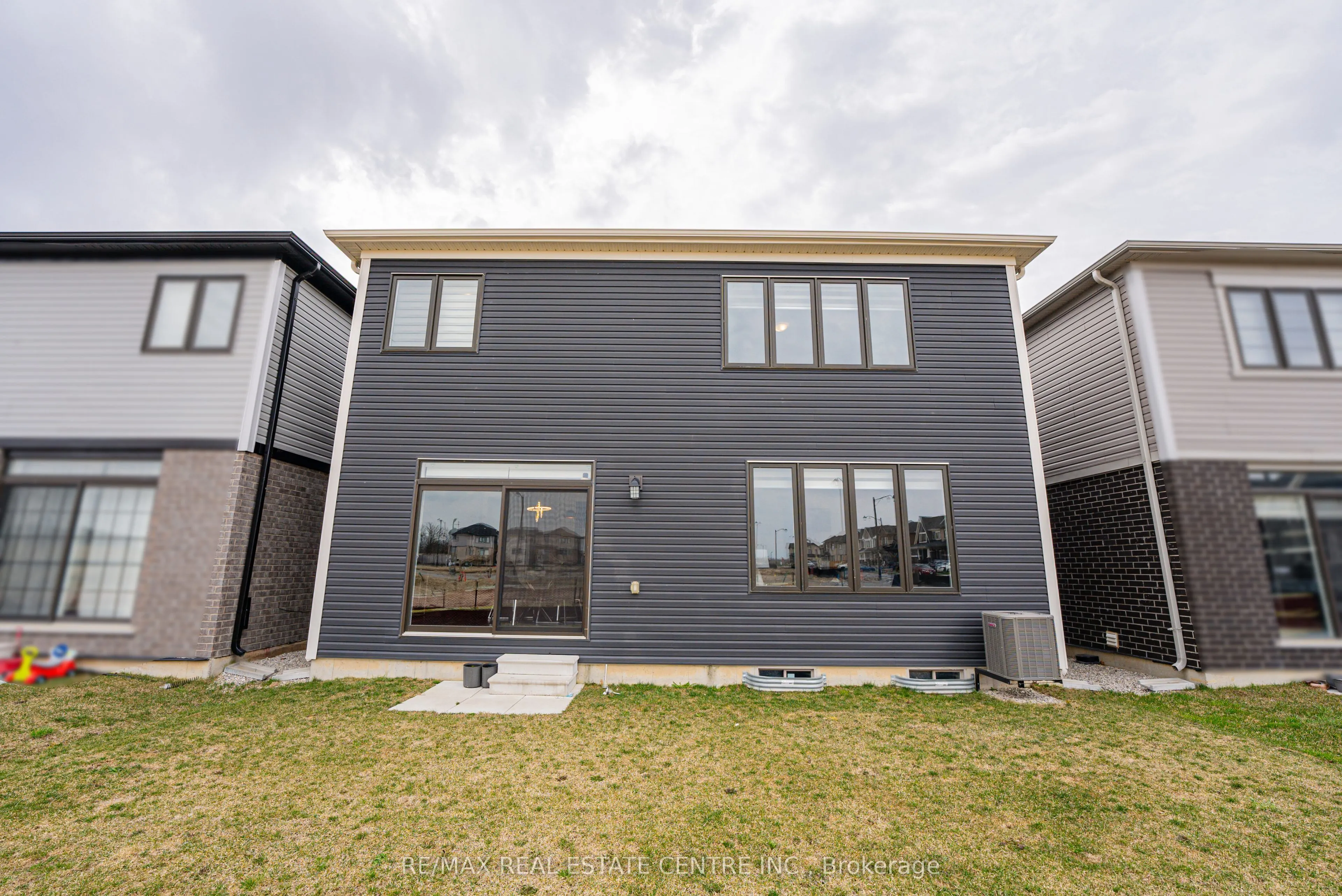 22 Oaktree Drive