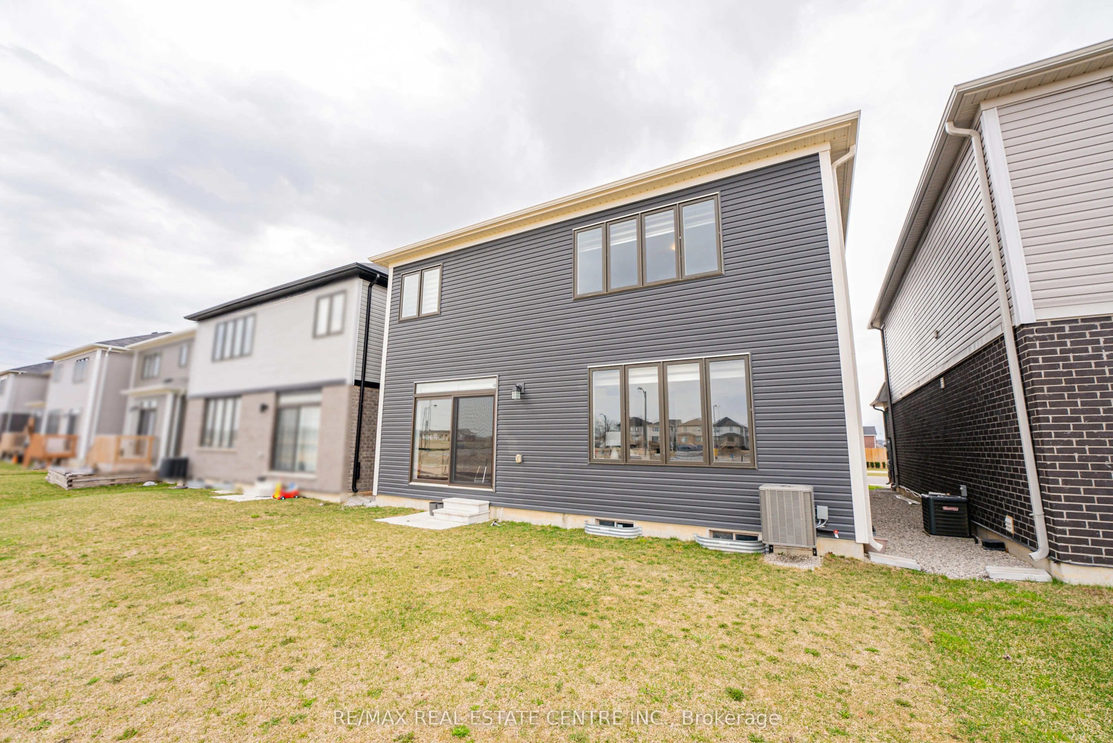 22 Oaktree Drive