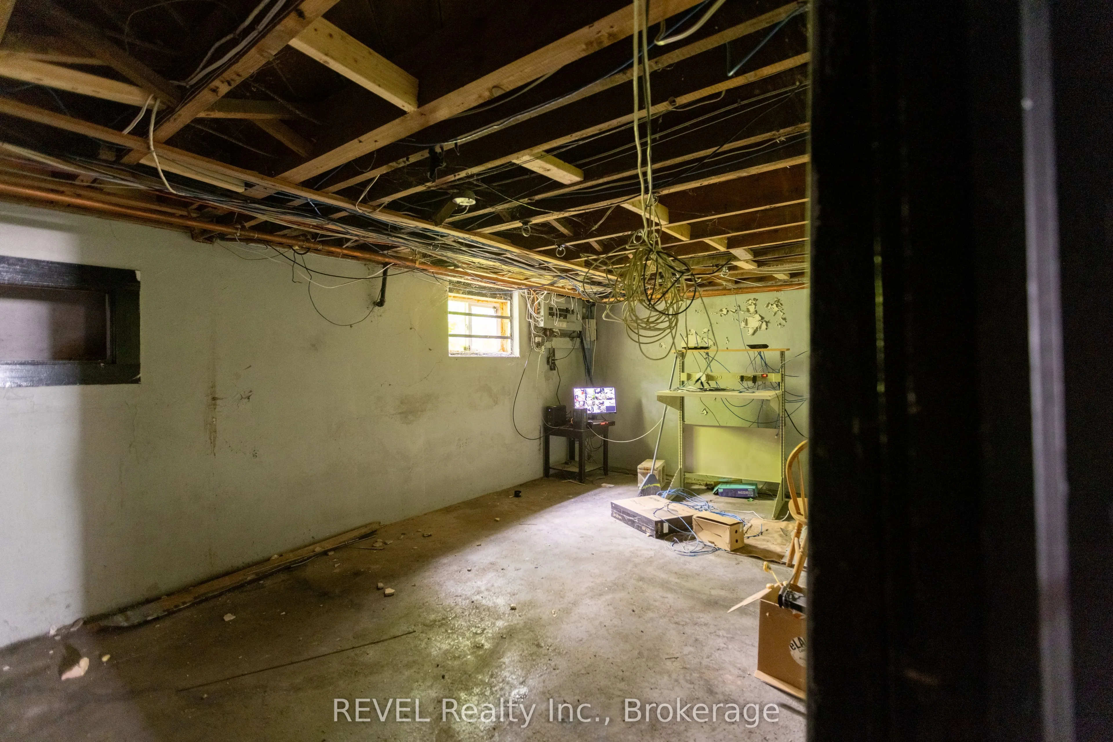8568 Lundys Lane