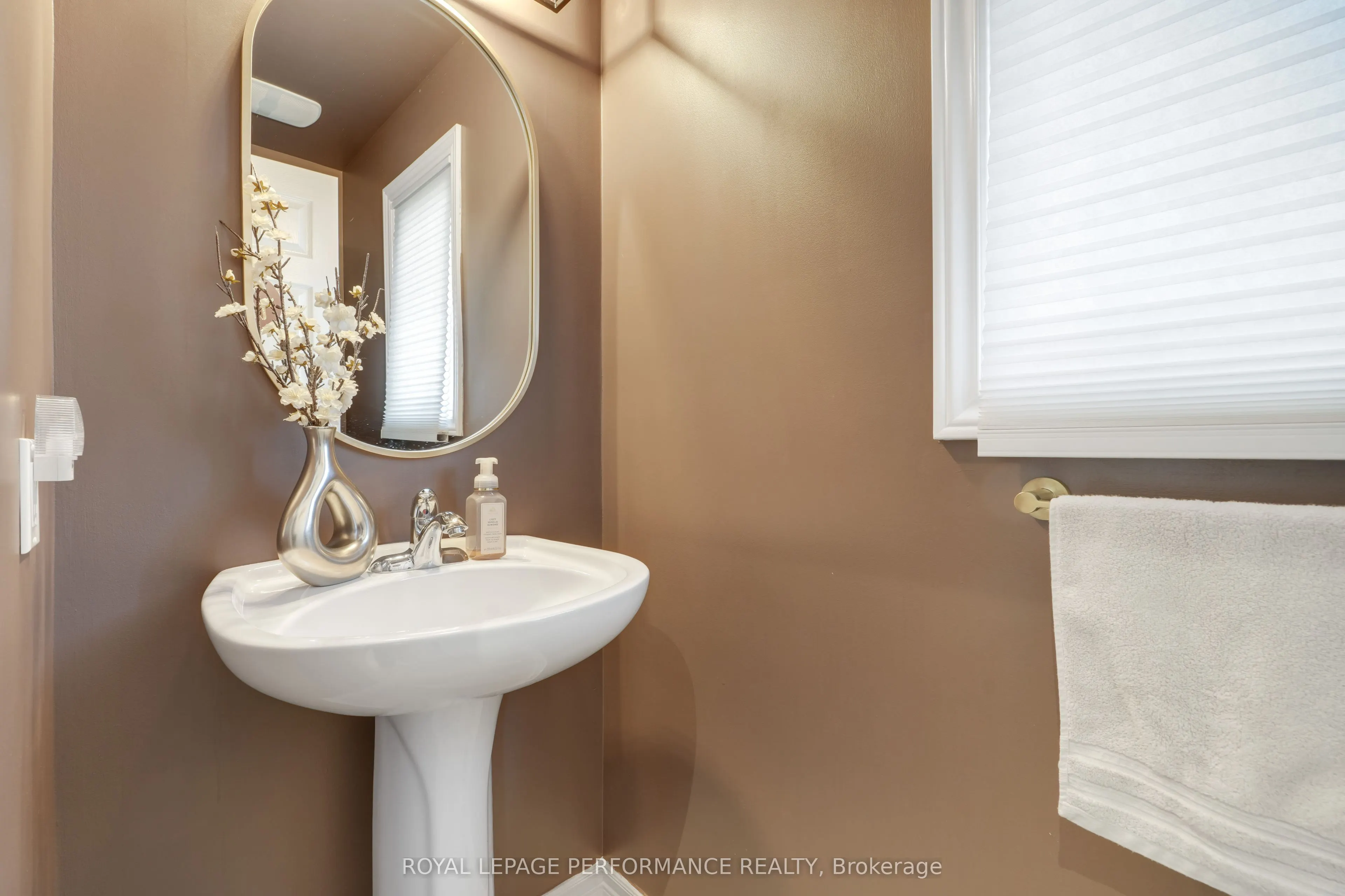 243 Silvermoon Crescent