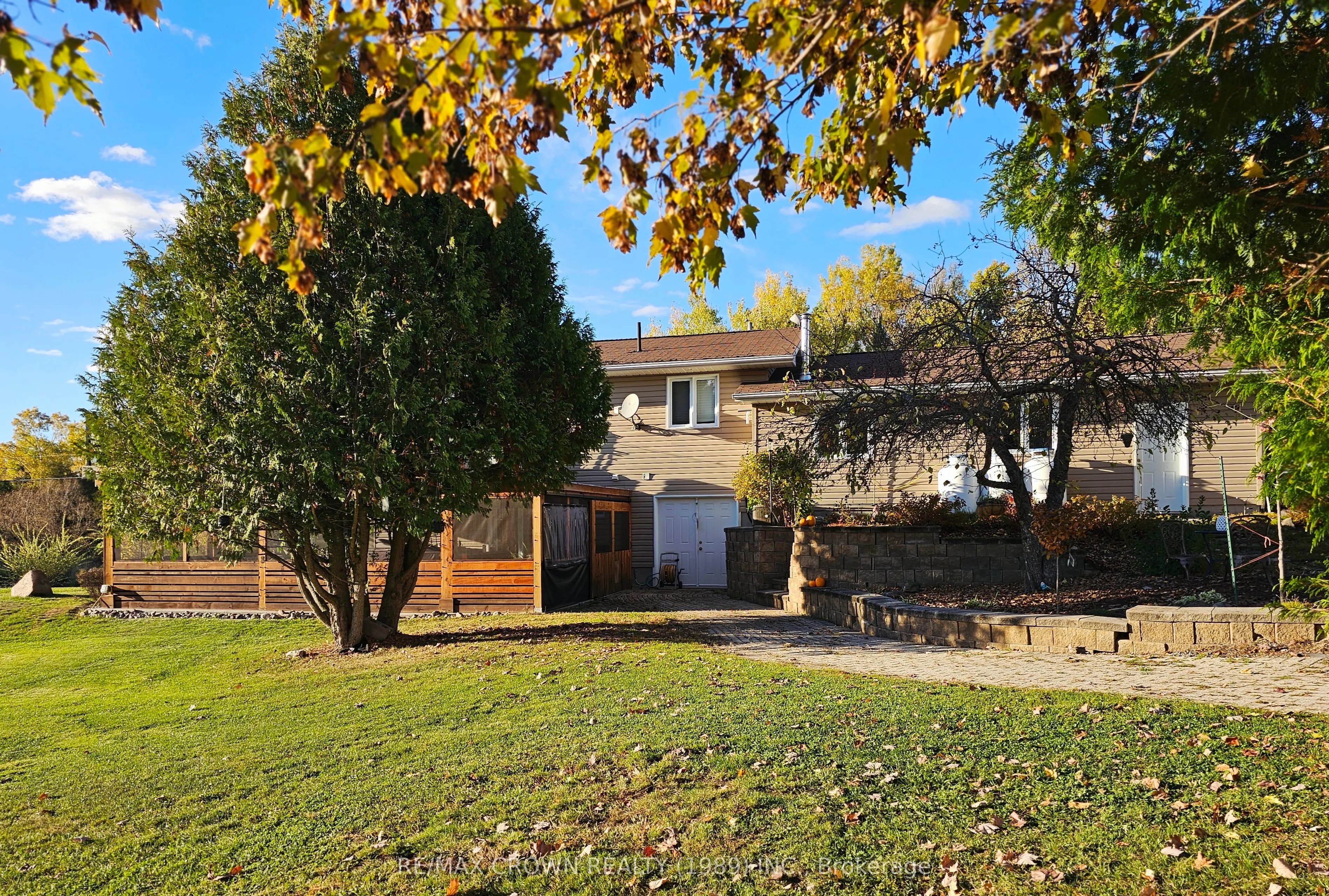 887 River Road