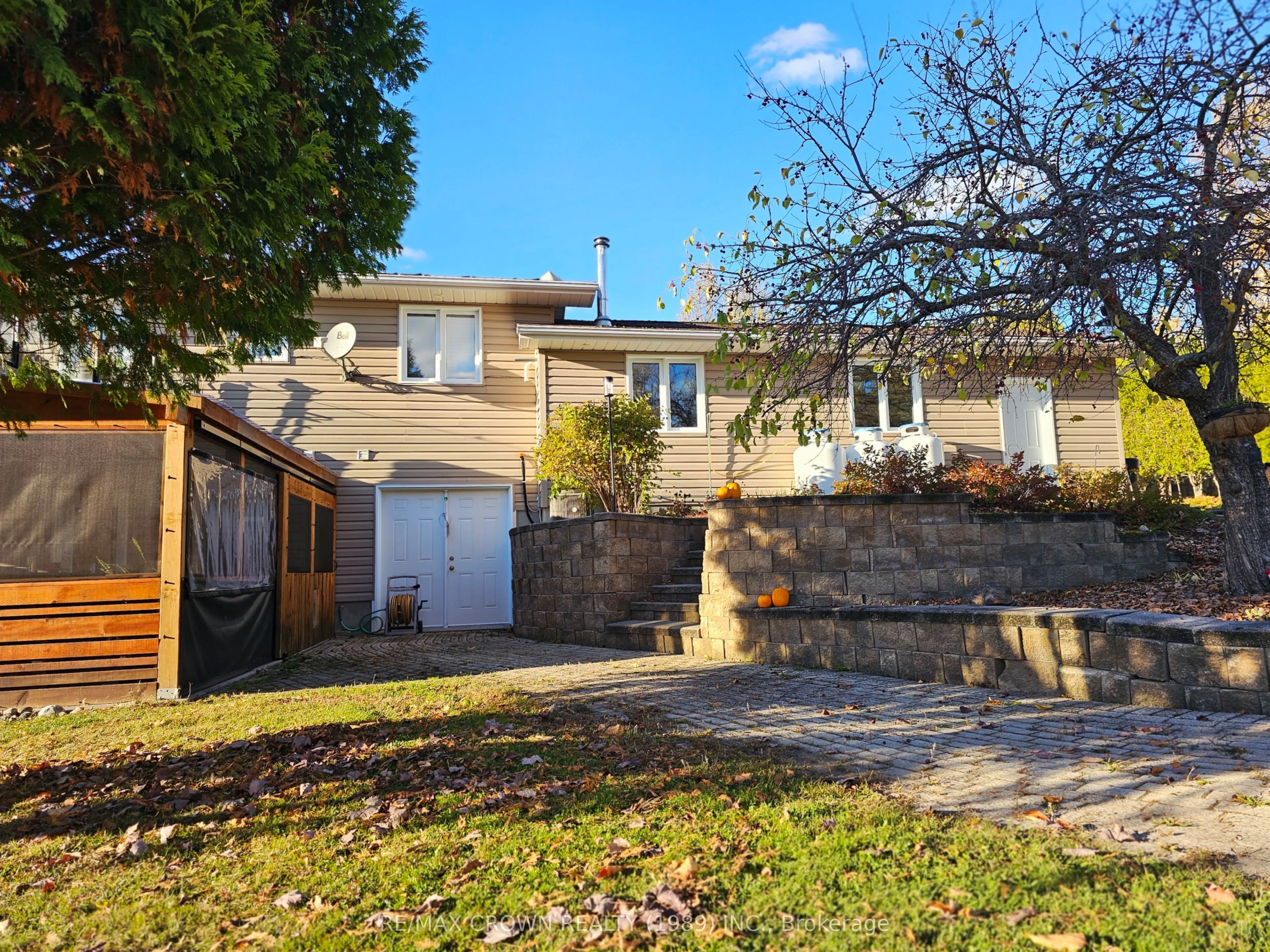 887 River Road